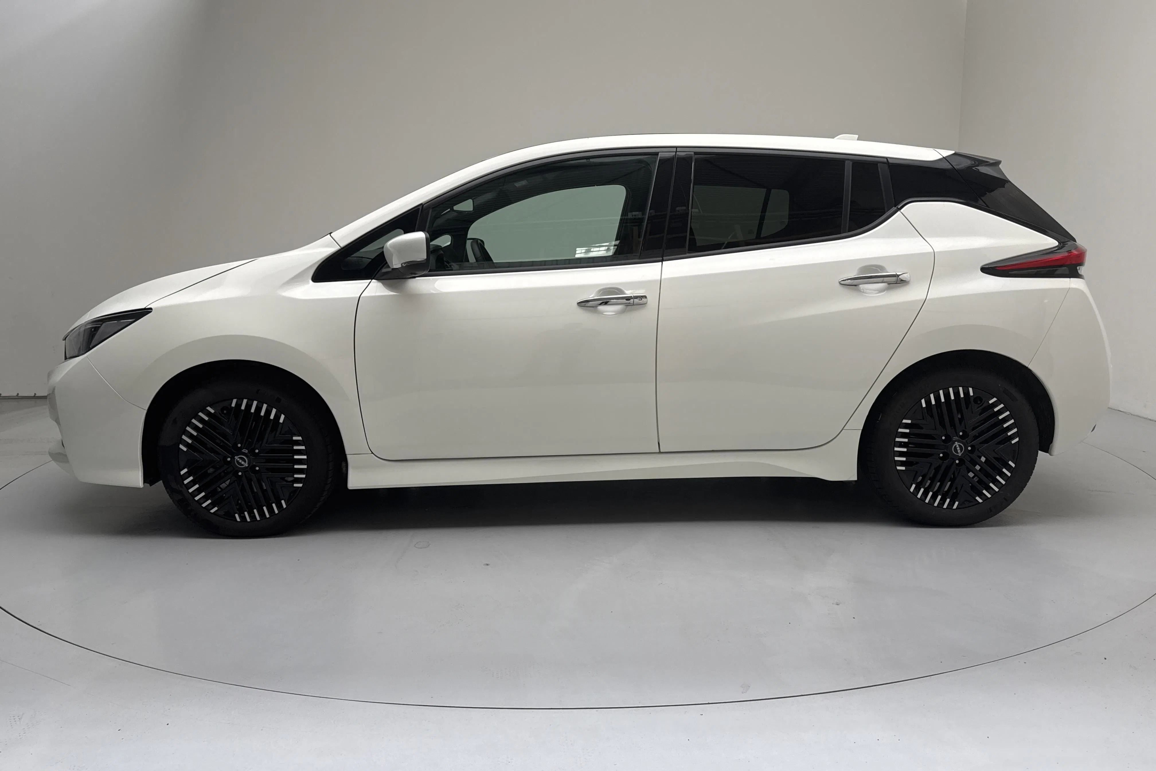 Presentationsfoto 2 av 16: Nissan LEAF 5dr 39kWh (150hk) - 4 819 mil - Automat - vit - 2023