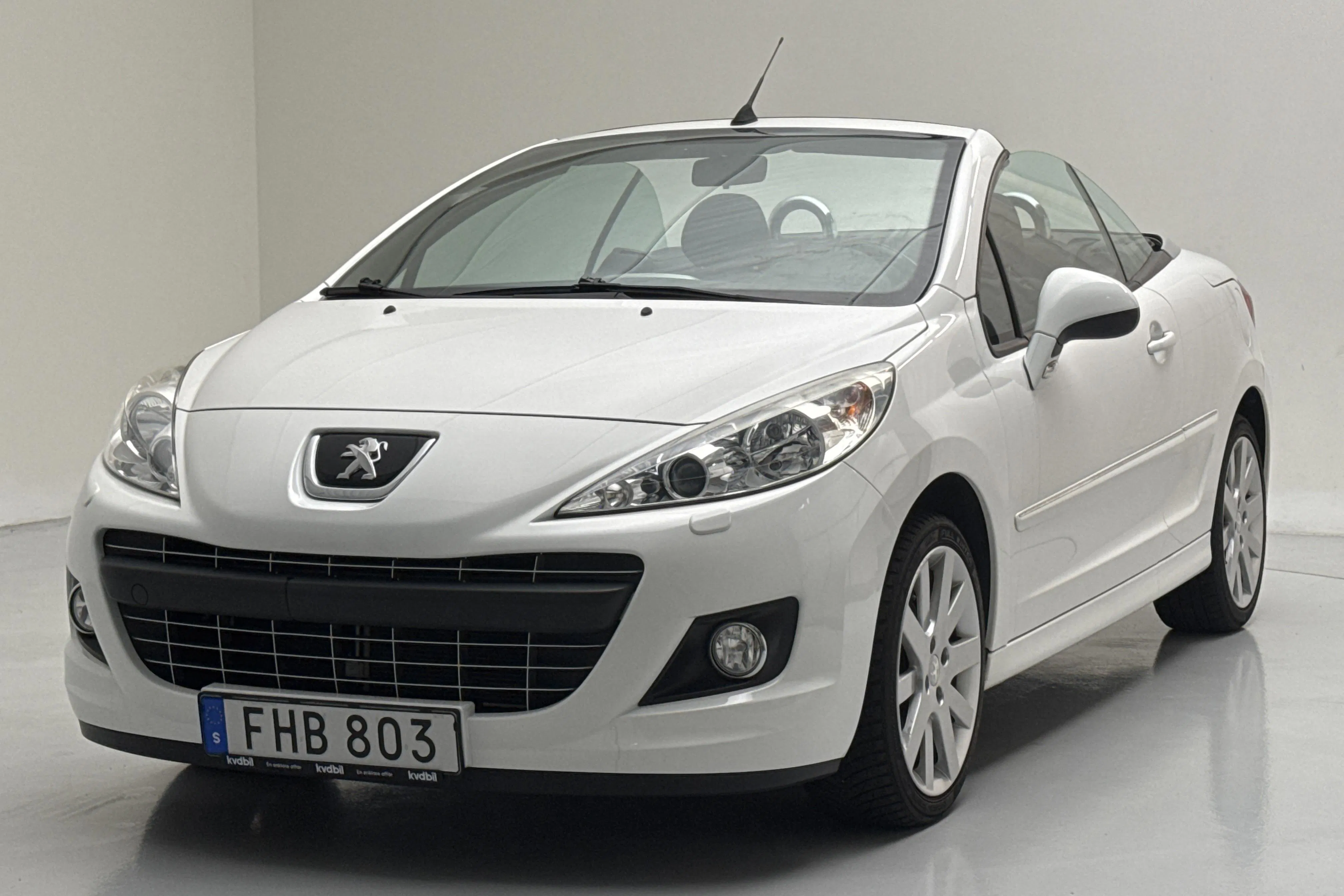 Presentation photo 1 of 17: Peugeot 207 CC 1.6 VTi (120hk) - 33 030 km - Manual - white - 2014