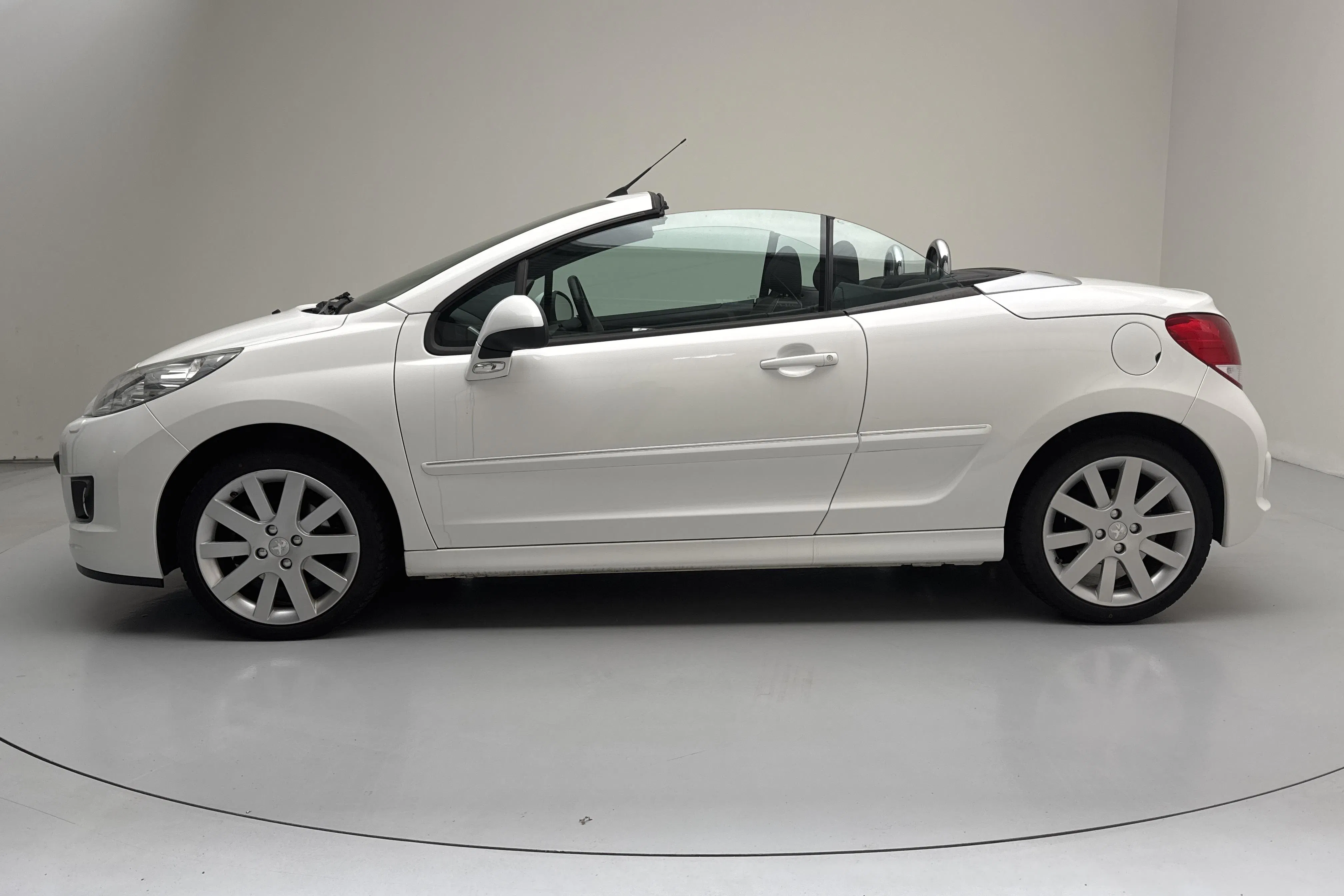 Presentation photo 2 of 17: Peugeot 207 CC 1.6 VTi (120hk) - 33 030 km - Manual - white - 2014