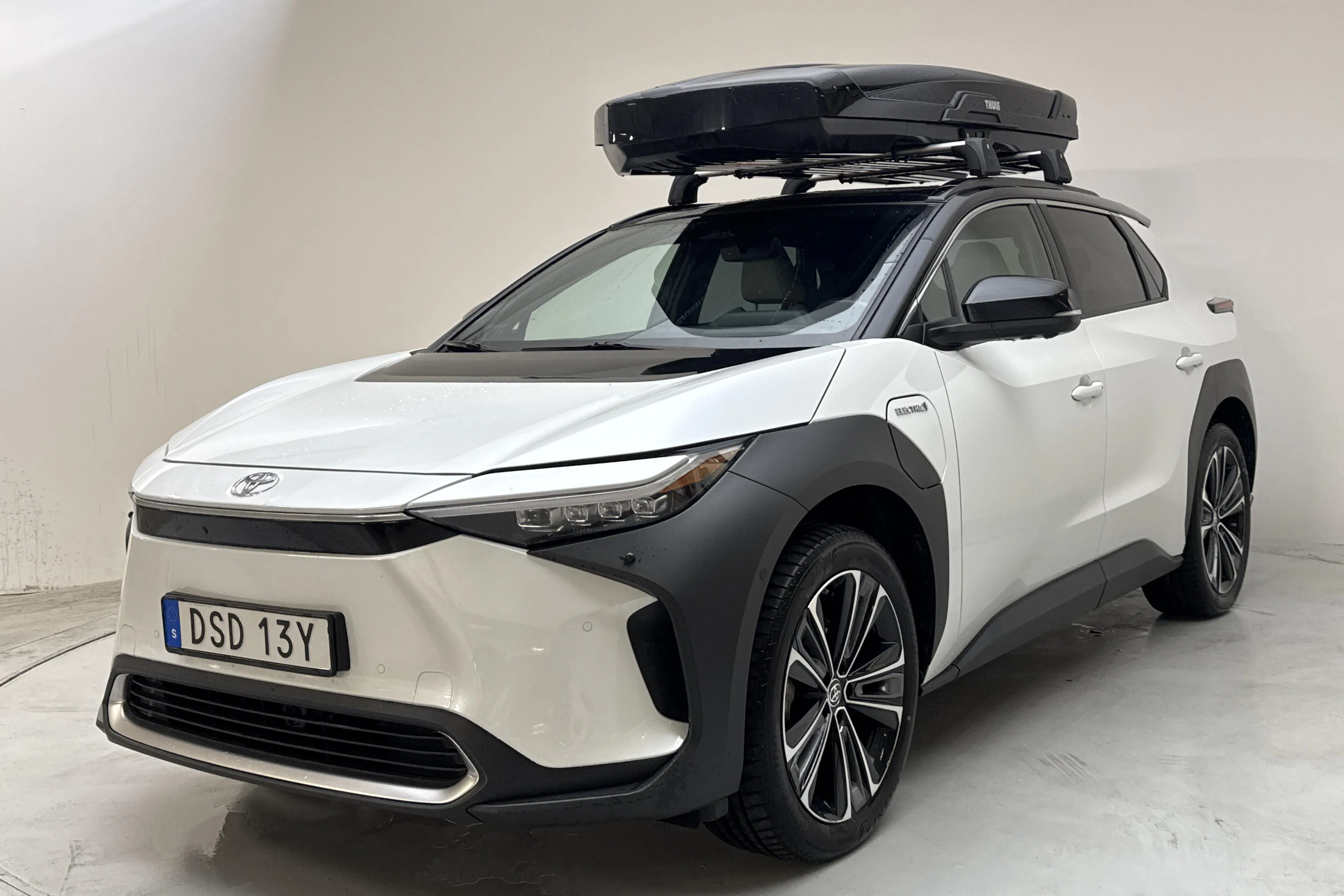 Presentation photo 1 of 19: Toyota bZ4X AWD (218hk) - 86 890 km - Automatic - white - 2023