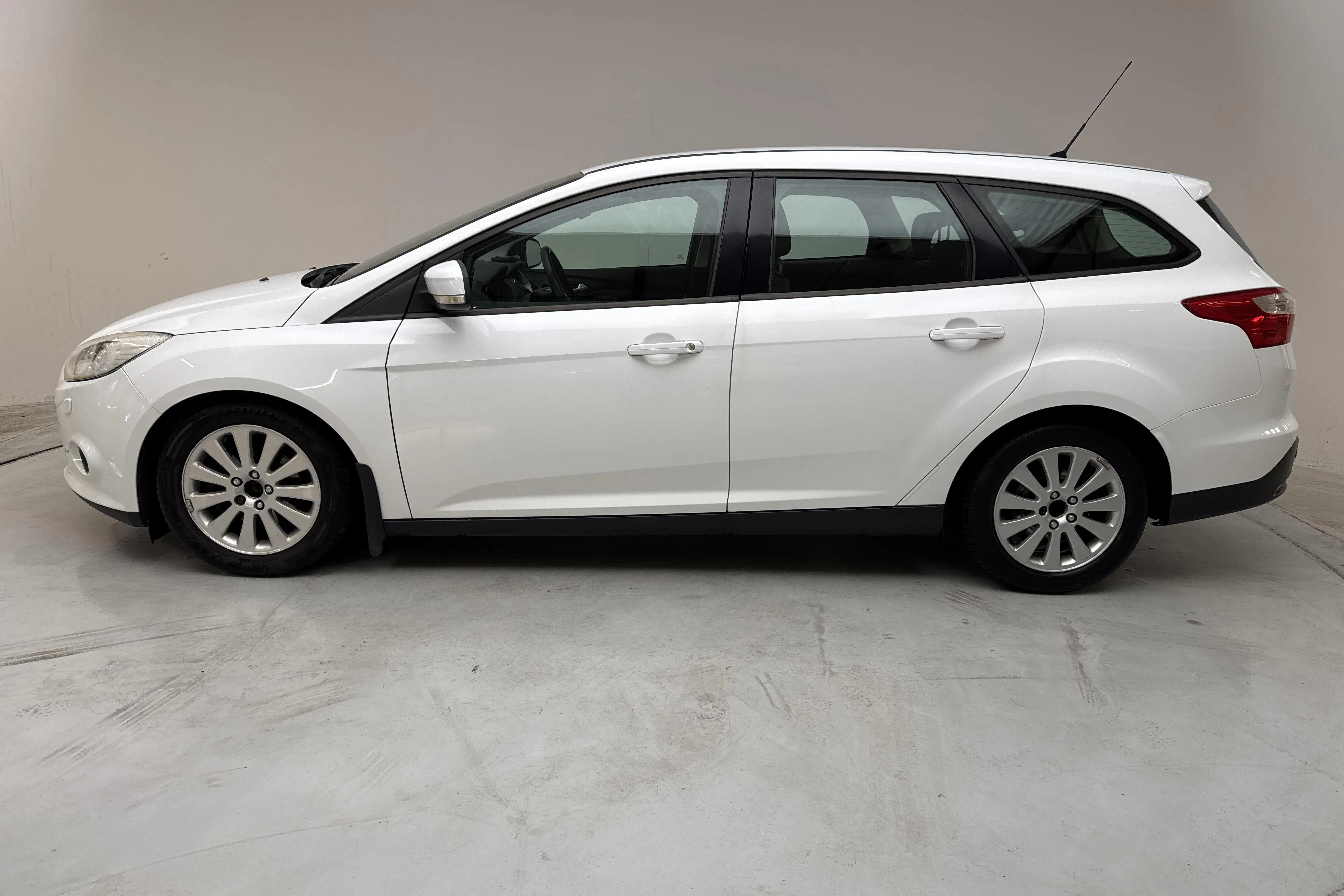 Presentationsfoto 2 av 12: Ford Focus 1.6 TDCi Kombi (95hk) - 11 471 mil - Manuell - vit - 2012
