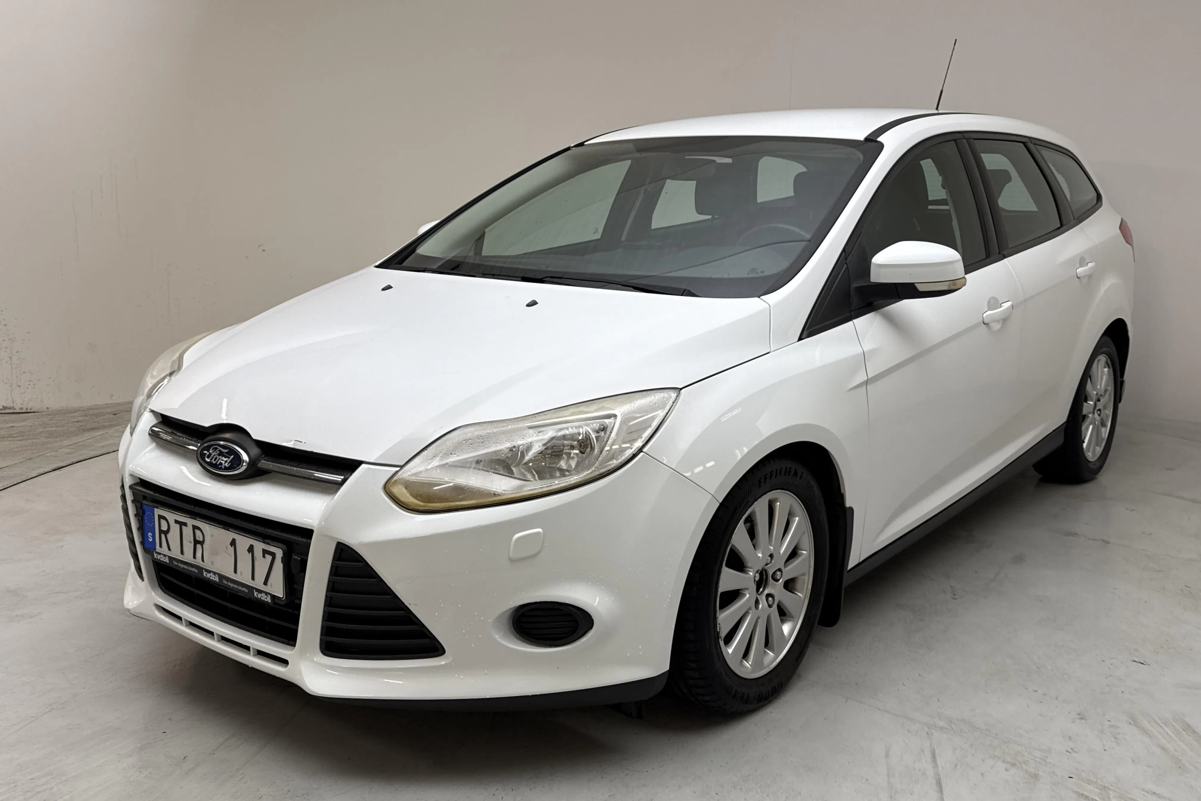 Presentationsfoto 1 av 12: Ford Focus 1.6 TDCi Kombi (95hk) - 11 471 mil - Manuell - vit - 2012