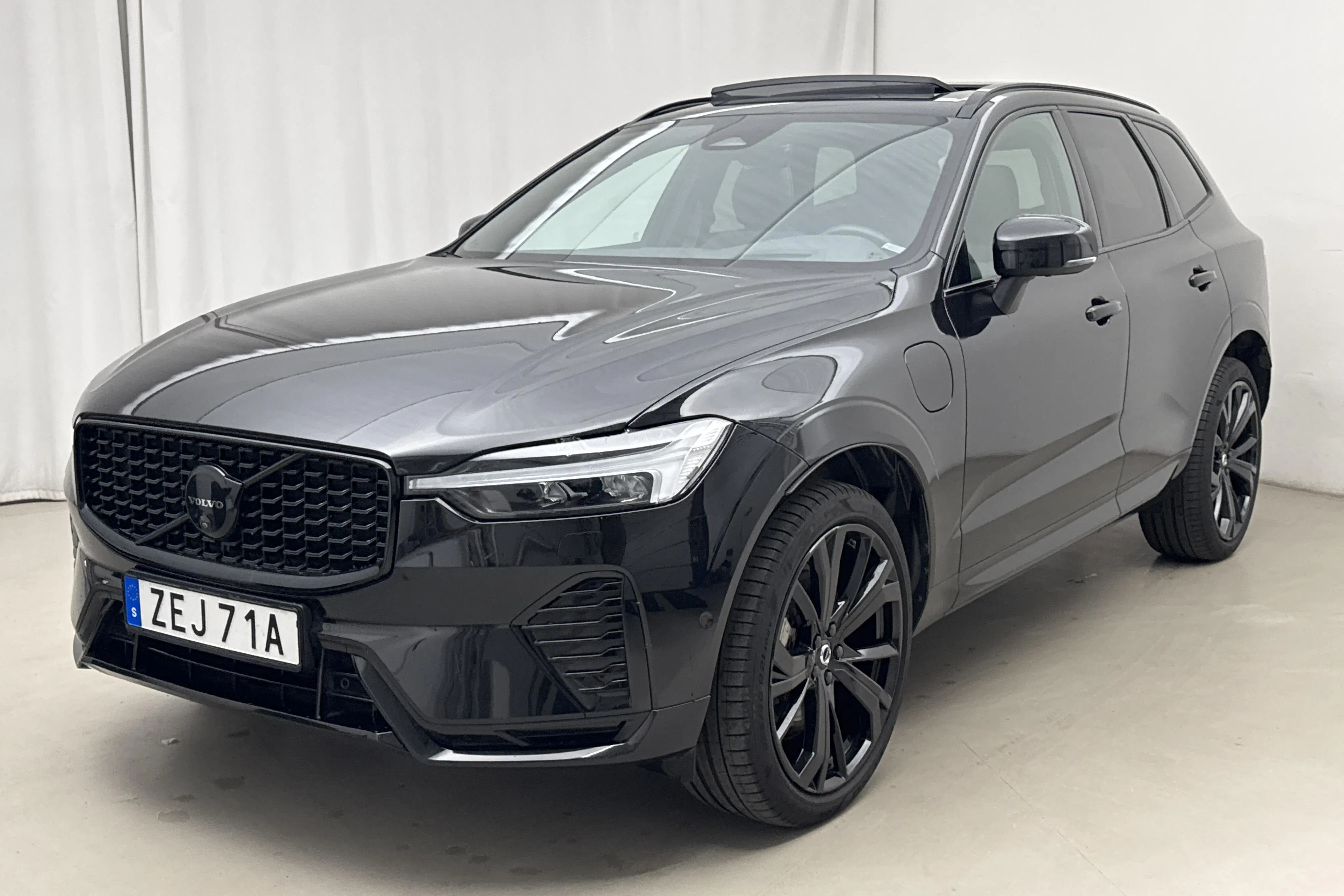 Presentationsfoto 1 av 19: Volvo XC60 T6 AWD Recharge (350hk) - 5 844 mil - Automat - svart - 2025