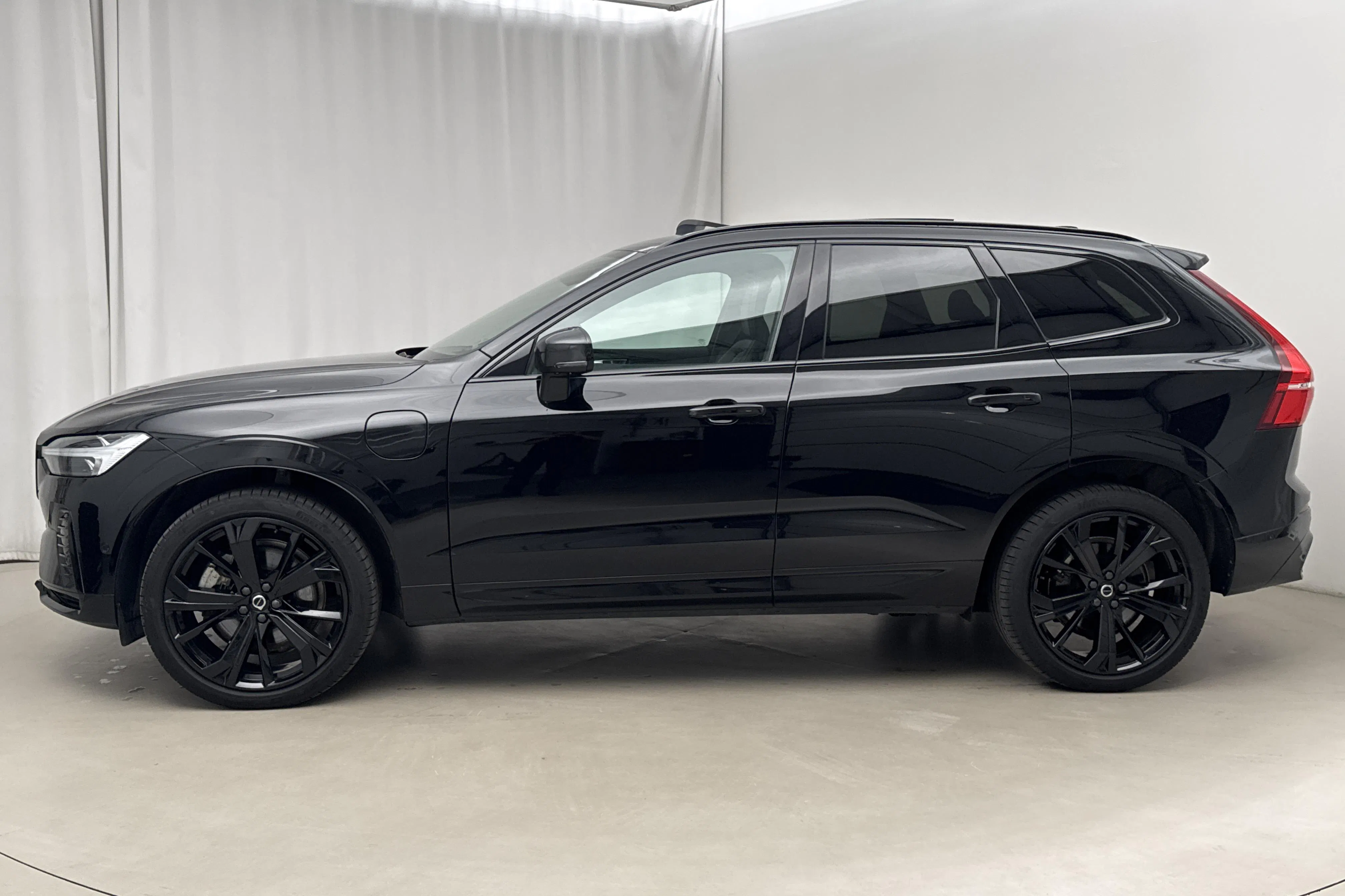 Presentationsfoto 2 av 19: Volvo XC60 T6 AWD Recharge (350hk) - 5 844 mil - Automat - svart - 2025