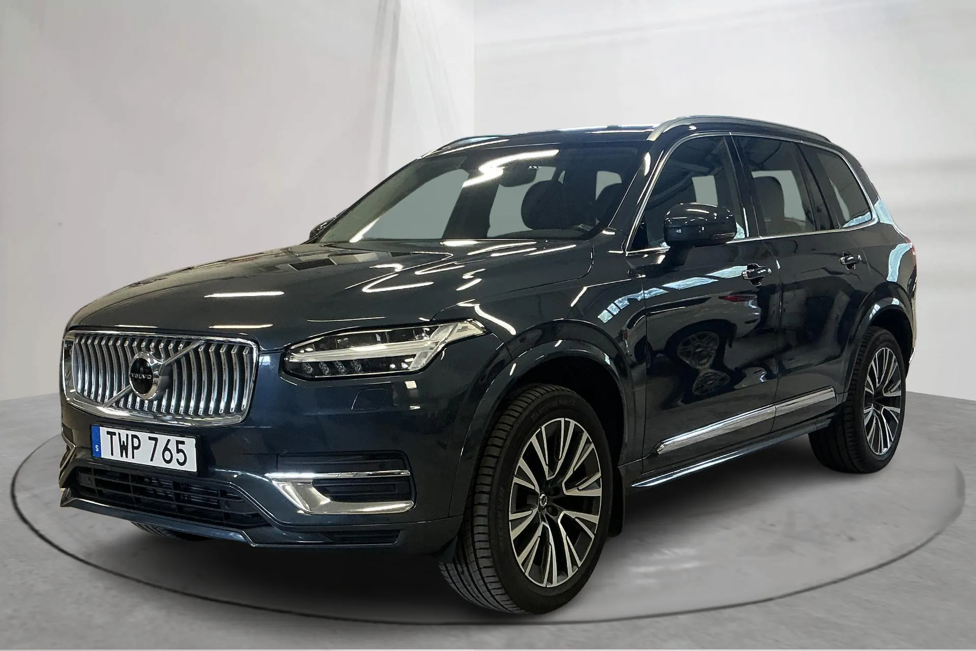Presentationsfoto 1 av 18: Volvo XC90 B5 Mildhybrid, Bensin AWD (250hk) - 8 569 mil - Automat - Mörkblå - 2022