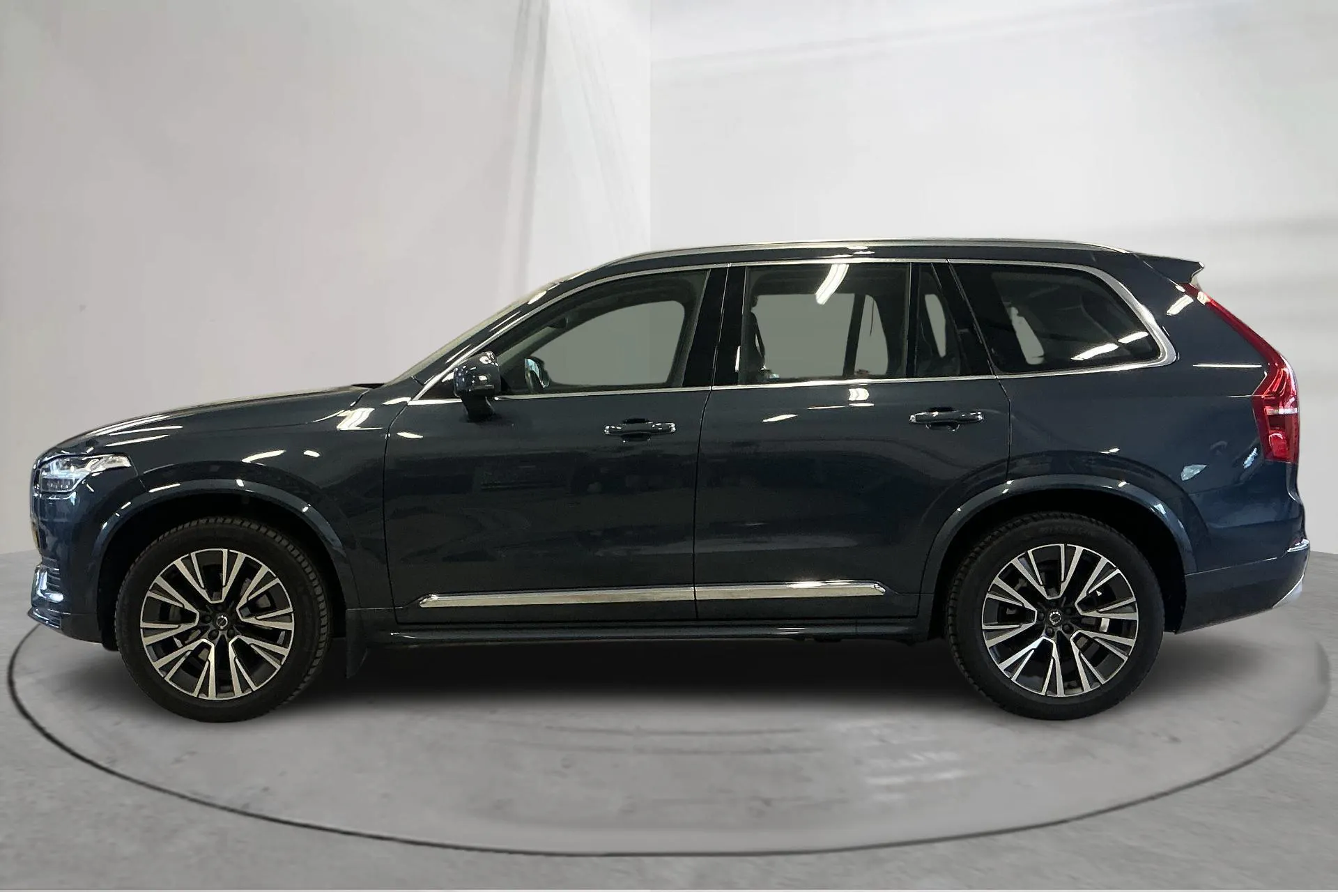 Presentationsfoto 2 av 18: Volvo XC90 B5 Mildhybrid, Bensin AWD (250hk) - 8 569 mil - Automat - Mörkblå - 2022