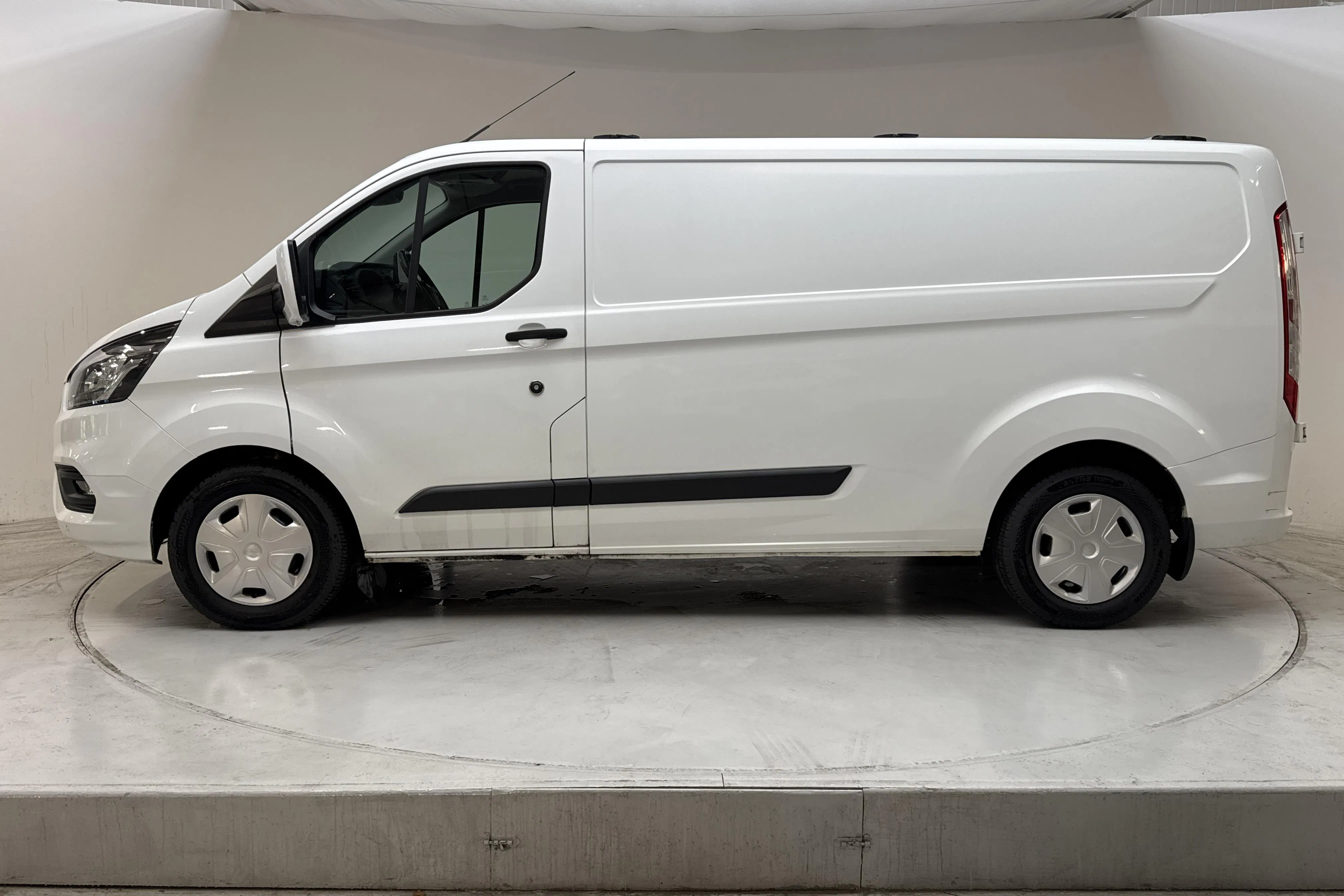 Presentationsfoto 2 av 14: Ford Transit Custom 300 (130hk) - 16 046 mil - Automat - vit - 2023