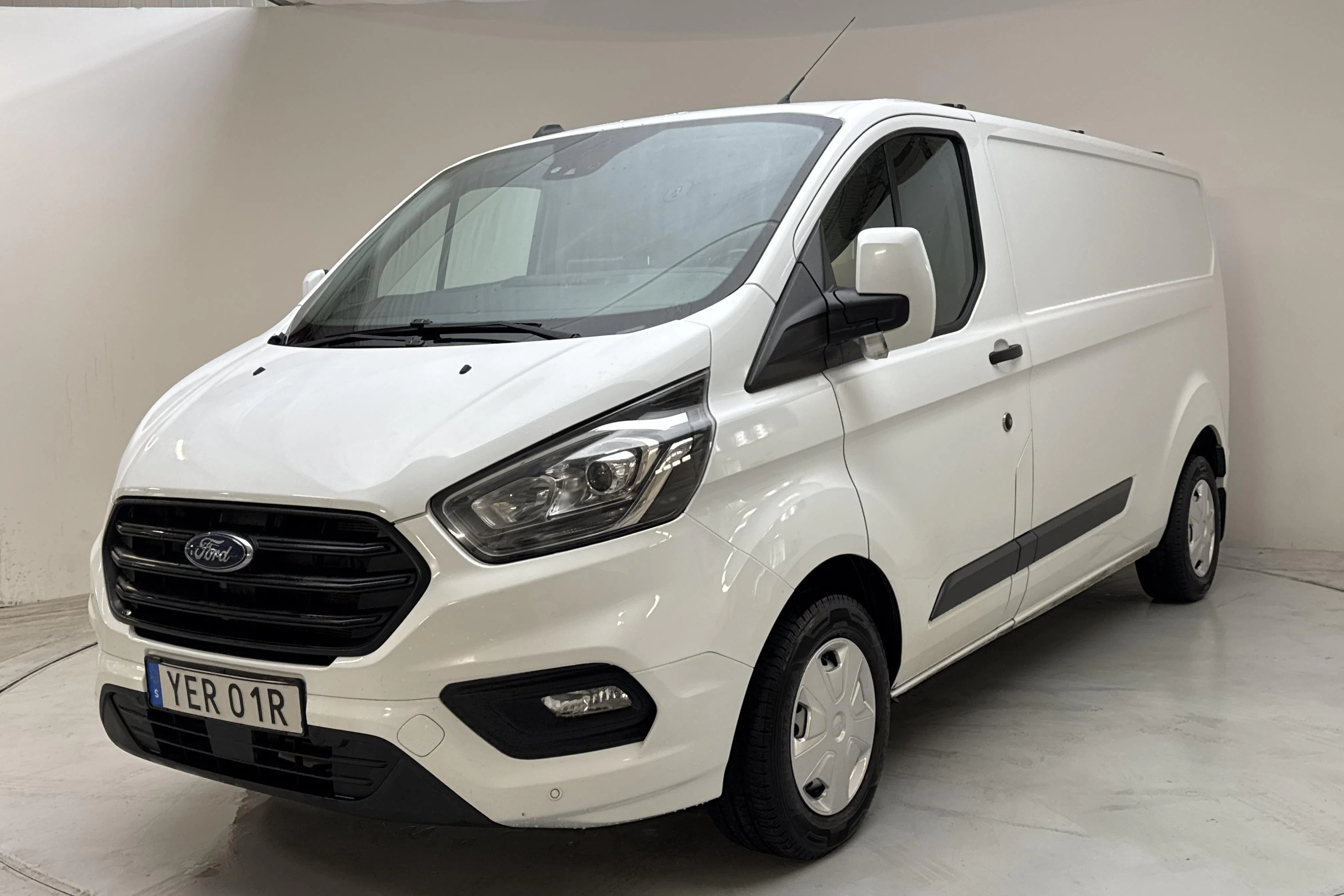 Presentationsfoto 1 av 14: Ford Transit Custom 300 (130hk) - 16 386 mil - Manuell - vit - 2023