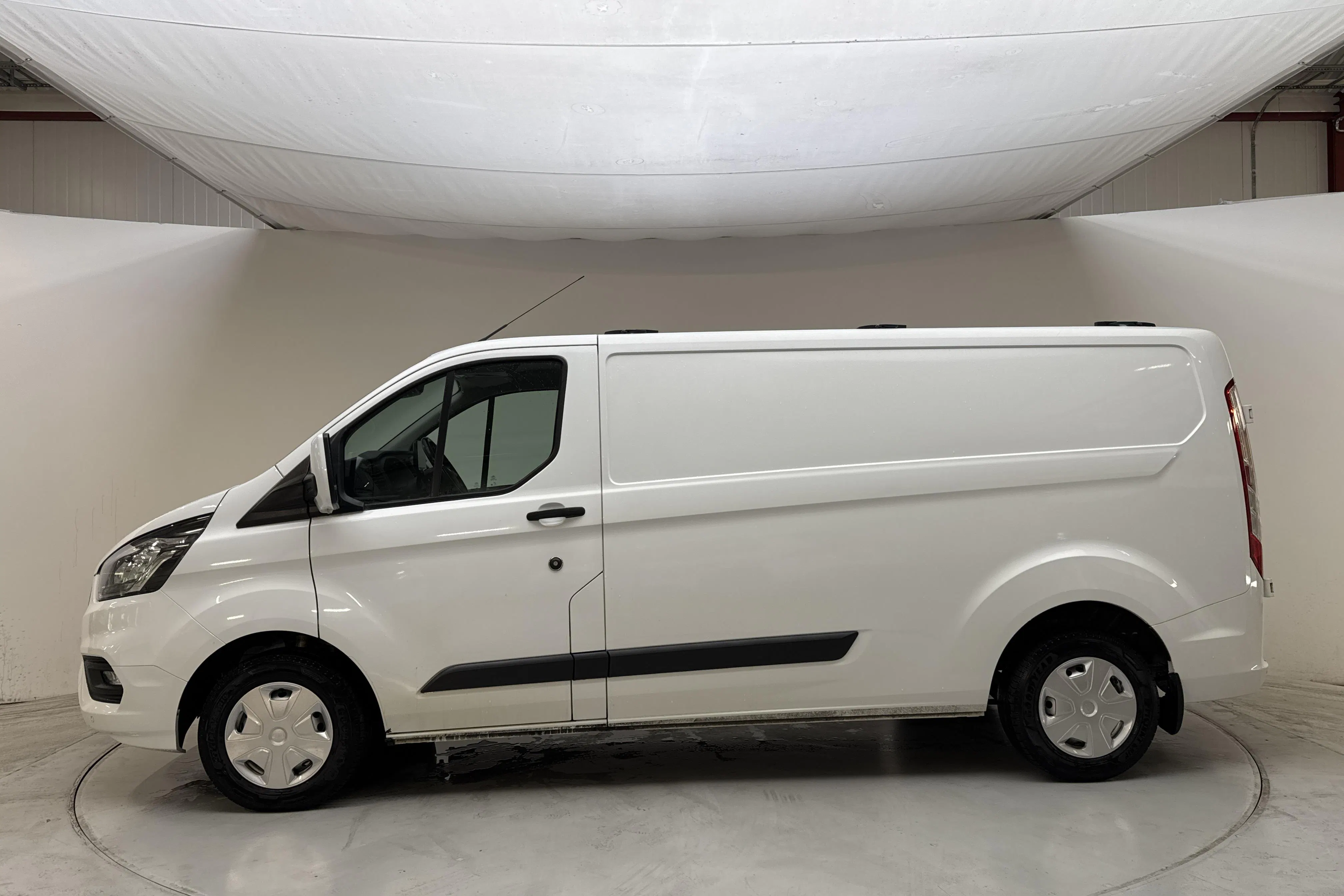 Presentationsfoto 2 av 14: Ford Transit Custom 300 (130hk) - 16 386 mil - Manuell - vit - 2023
