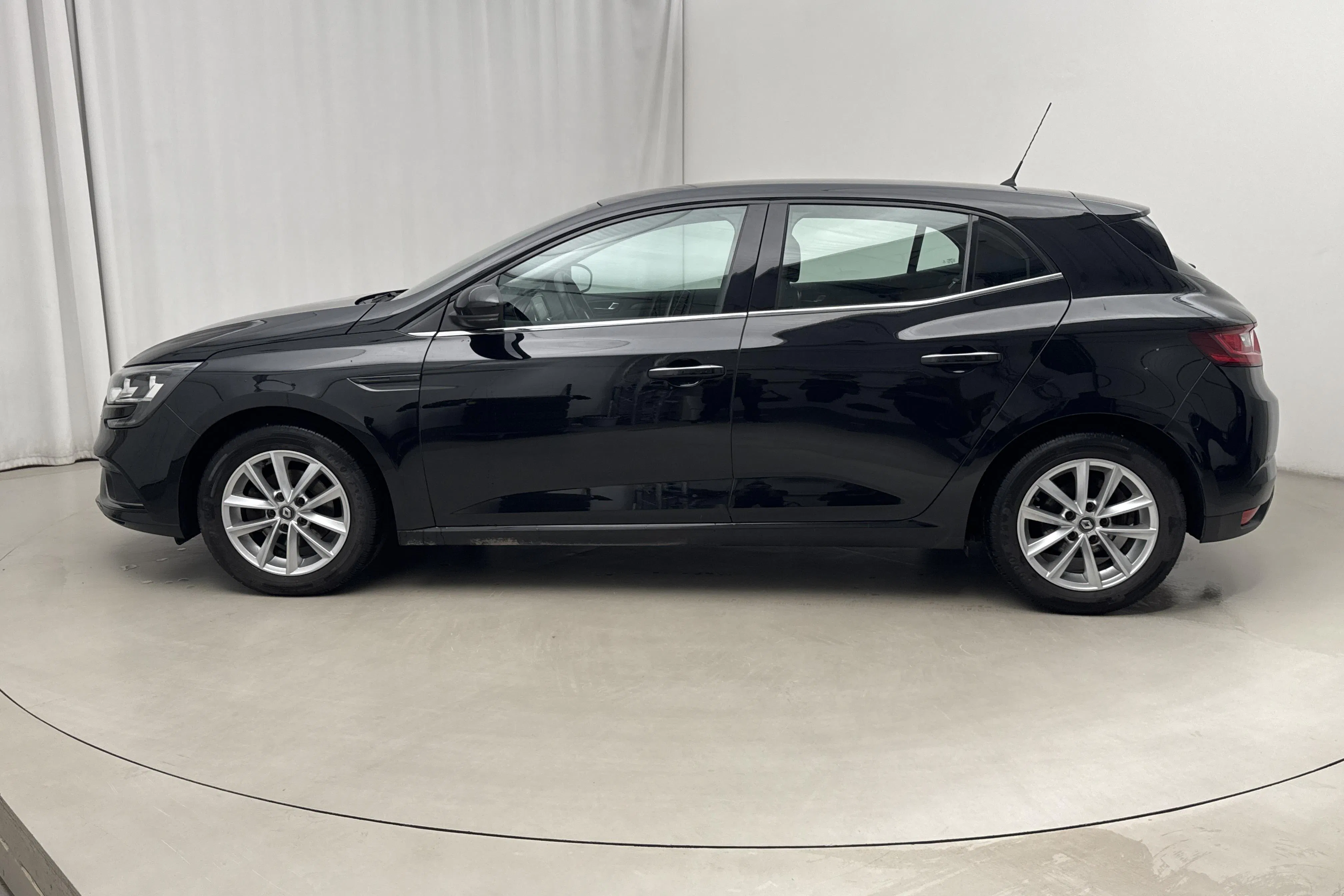 Presentationsfoto 2 av 15: Renault Mégane 1.2 TCe 5dr (130hk) - 6 523 mil - Manuell - svart - 2017