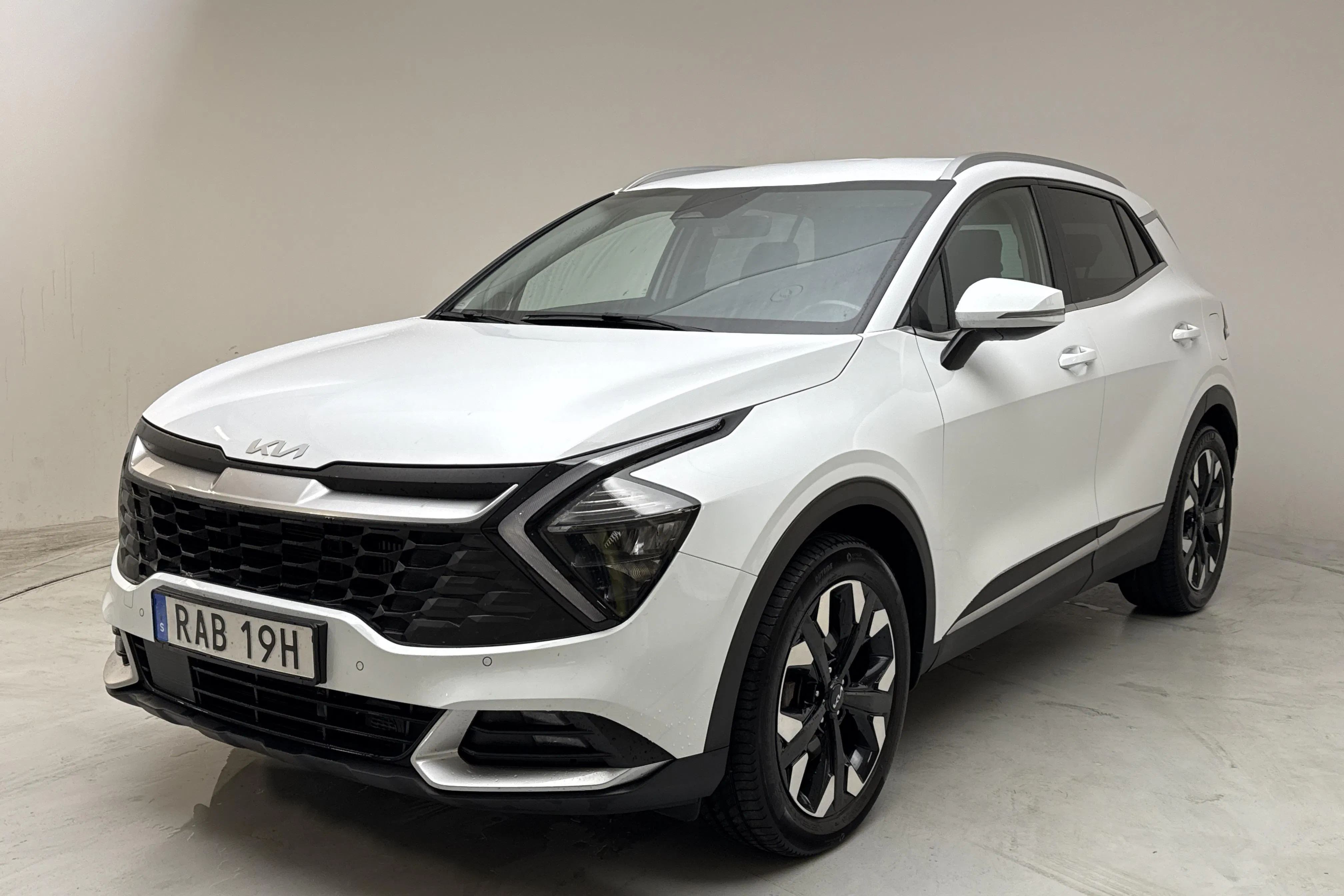 Presentationsfoto 1 av 16: KIA Sportage PHEV AWD (265hk) - 11 065 mil - Automat - vit - 2022