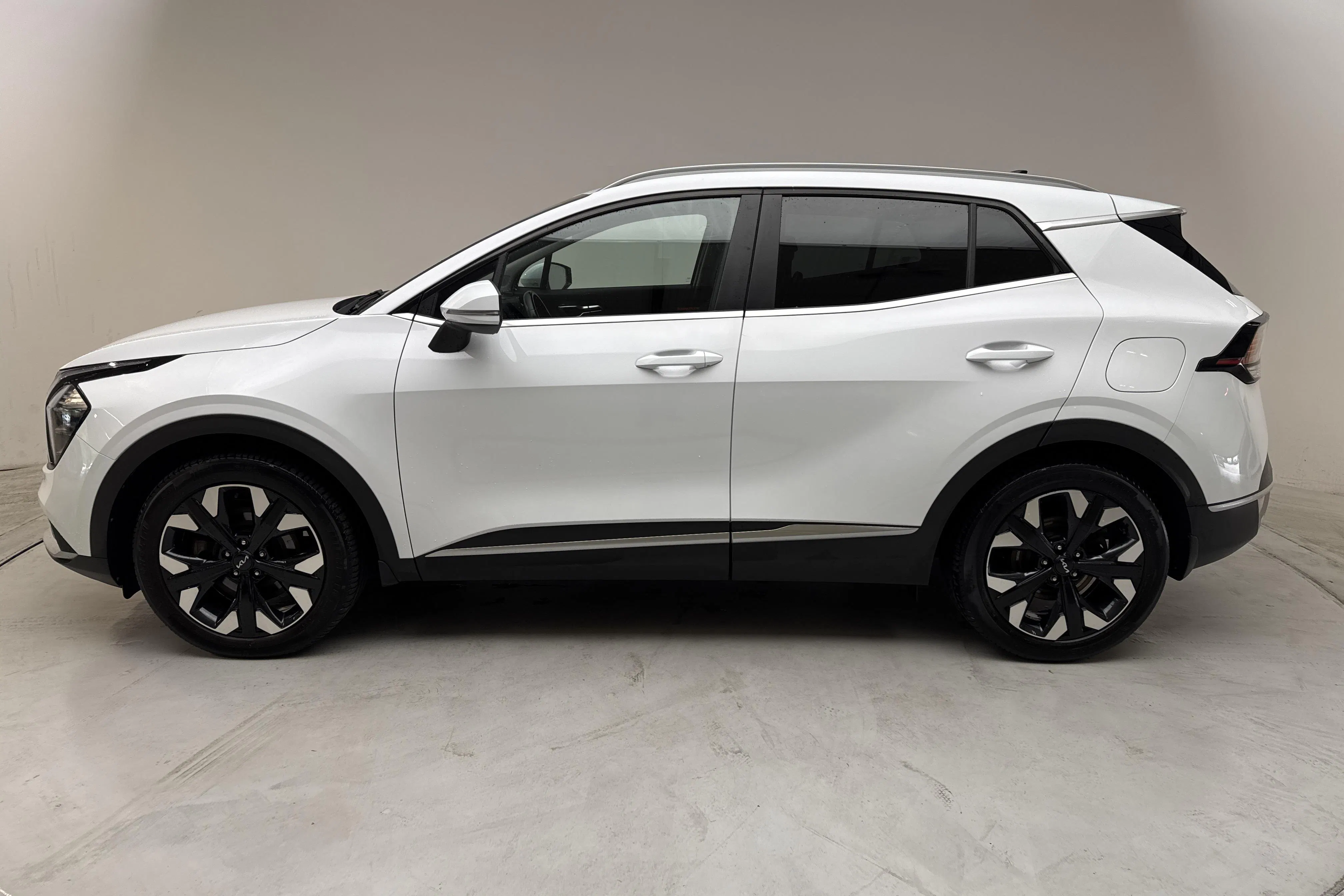 Presentationsfoto 2 av 16: KIA Sportage PHEV AWD (265hk) - 11 065 mil - Automat - vit - 2022