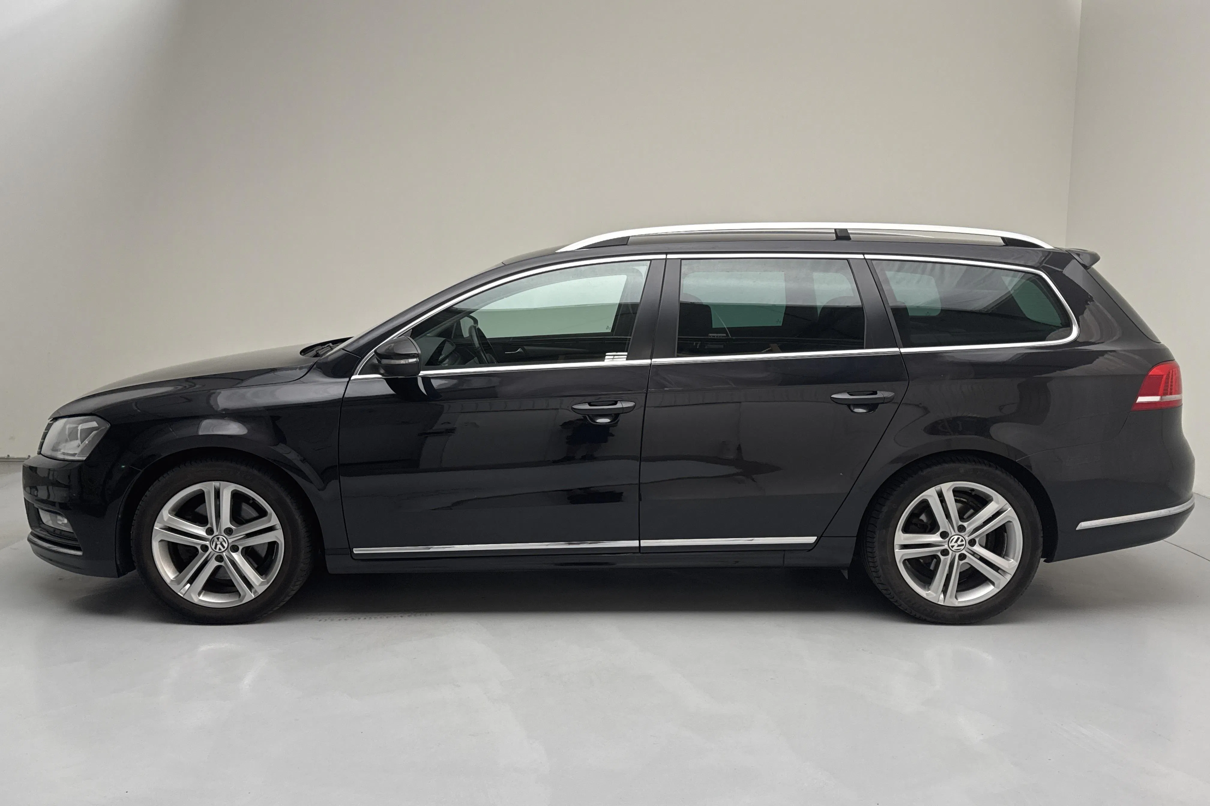 Presentation photo 2 of 13: VW Passat 2.0 TDI BlueMotion Technology Variant 4Motion (177hk) - 125 600 km - Automatic - black - 2014