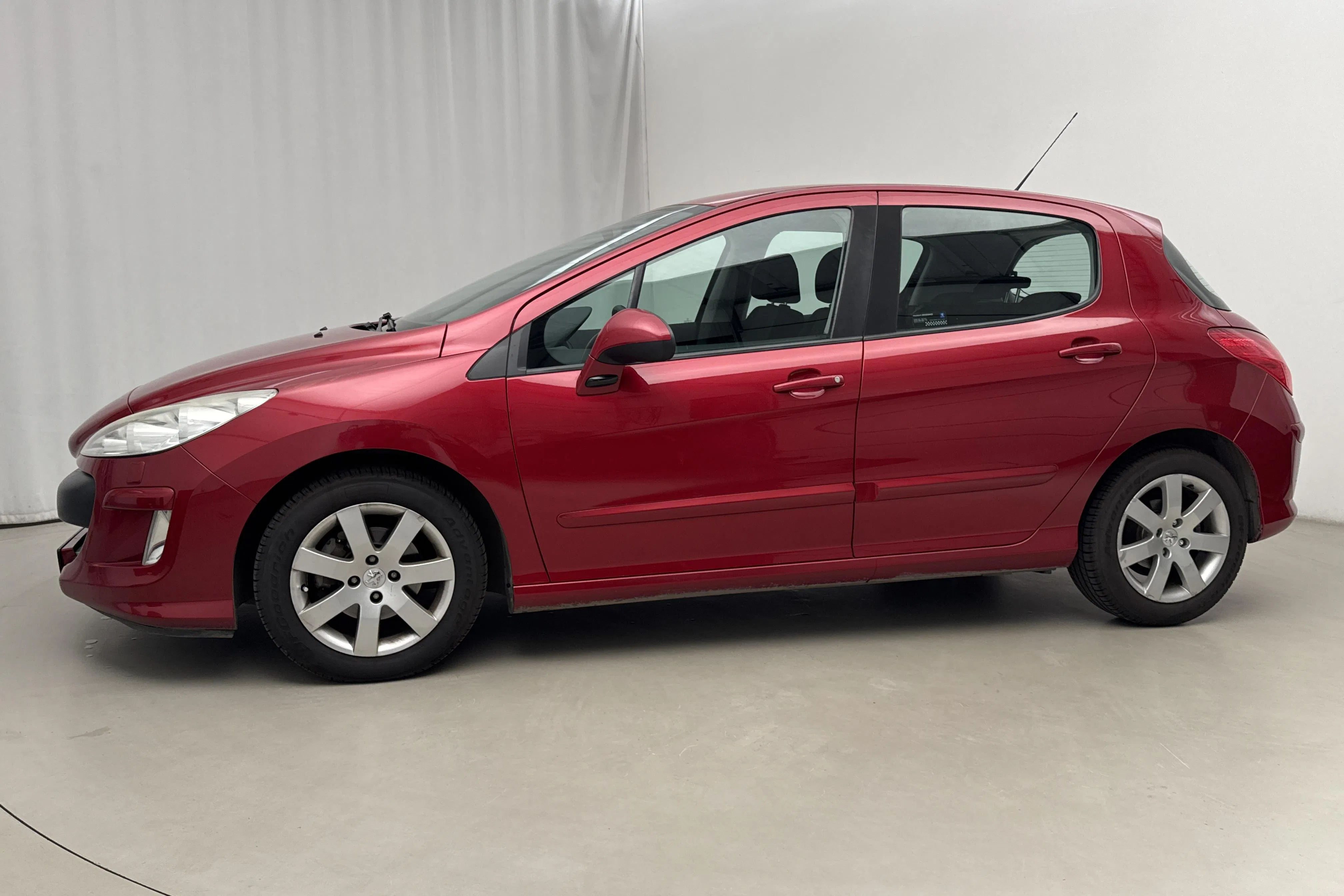 Presentationsfoto 2 av 15: Peugeot 308 1.6 Turbo 5dr (150hk) - 14 260 mil - Manuell - röd - 2009