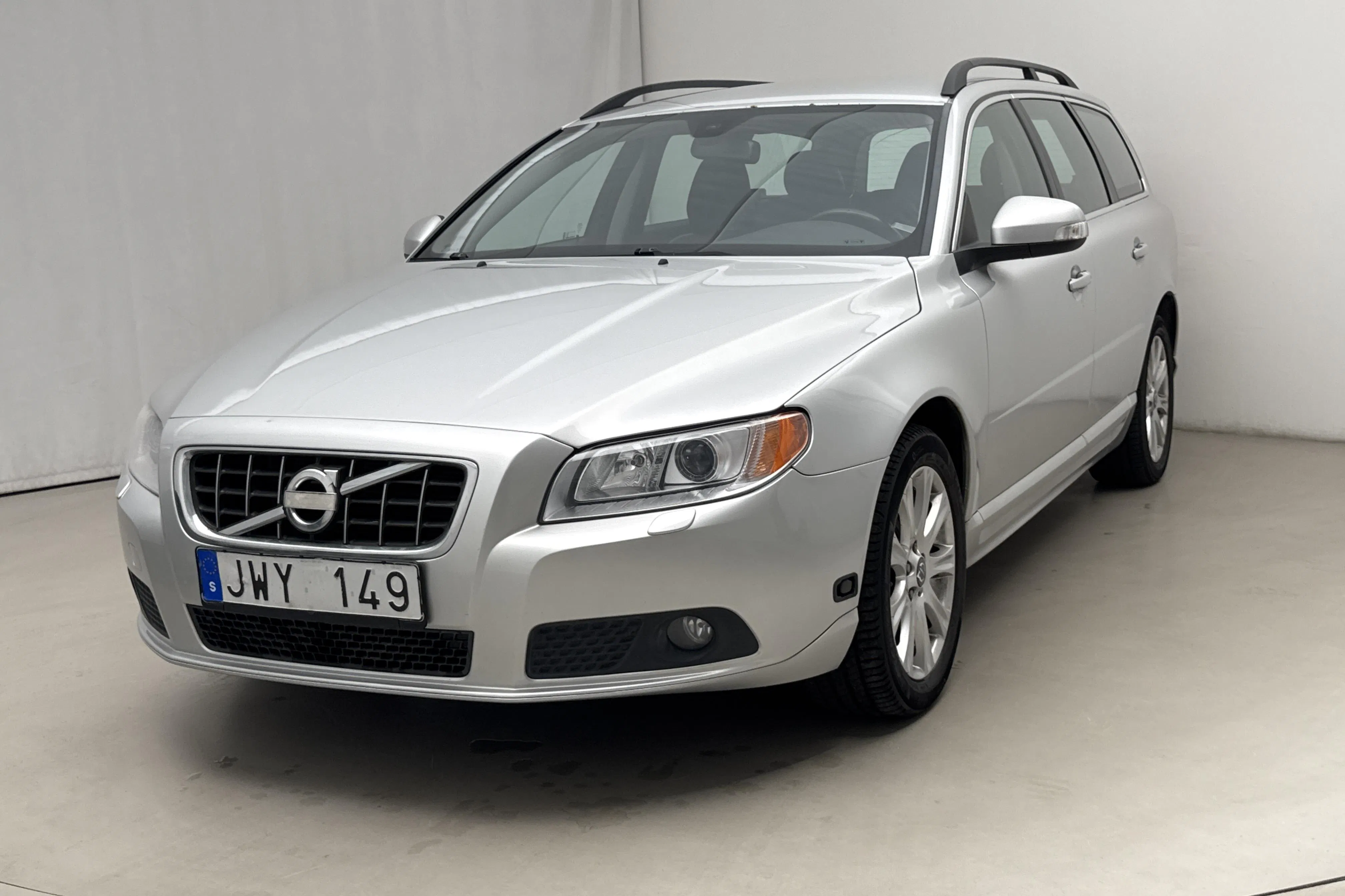 Presentation photo 1 of 12: Volvo V70 II 2.0F (145hk) - 196 850 km - Manual - light grey - 2010