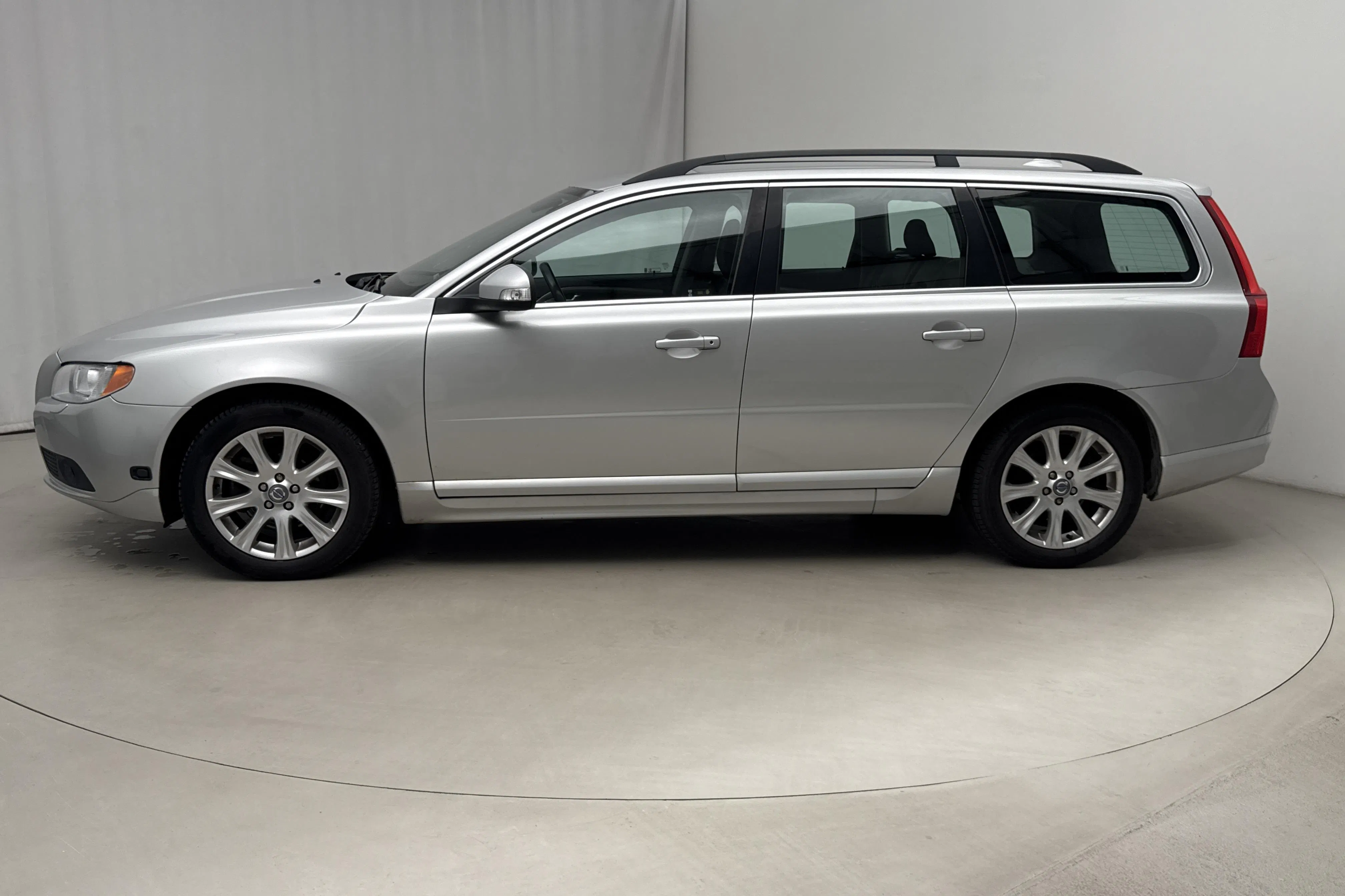 Presentation photo 2 of 12: Volvo V70 II 2.0F (145hk) - 196 850 km - Manual - light grey - 2010