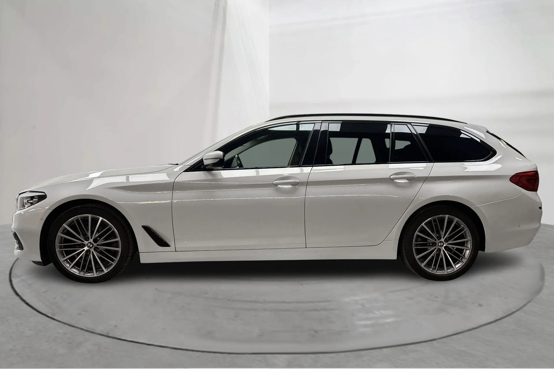 Presentation photo 2 of 14: BMW 520d xDrive Touring MHEV, G31 (190hk) - 203 560 km - Automatic - white - 2020