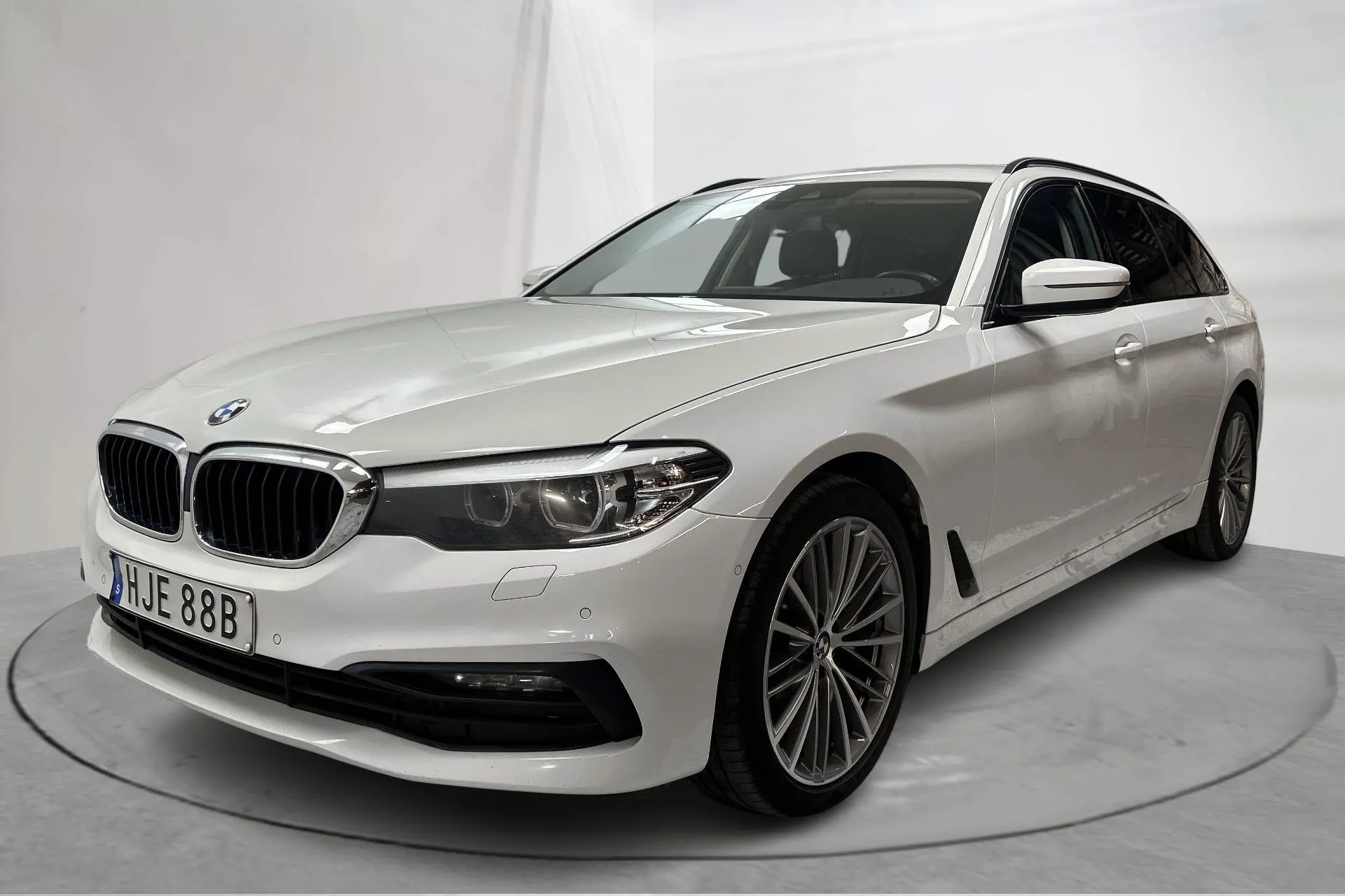 Presentation photo 1 of 14: BMW 520d xDrive Touring MHEV, G31 (190hk) - 203 560 km - Automatic - white - 2020