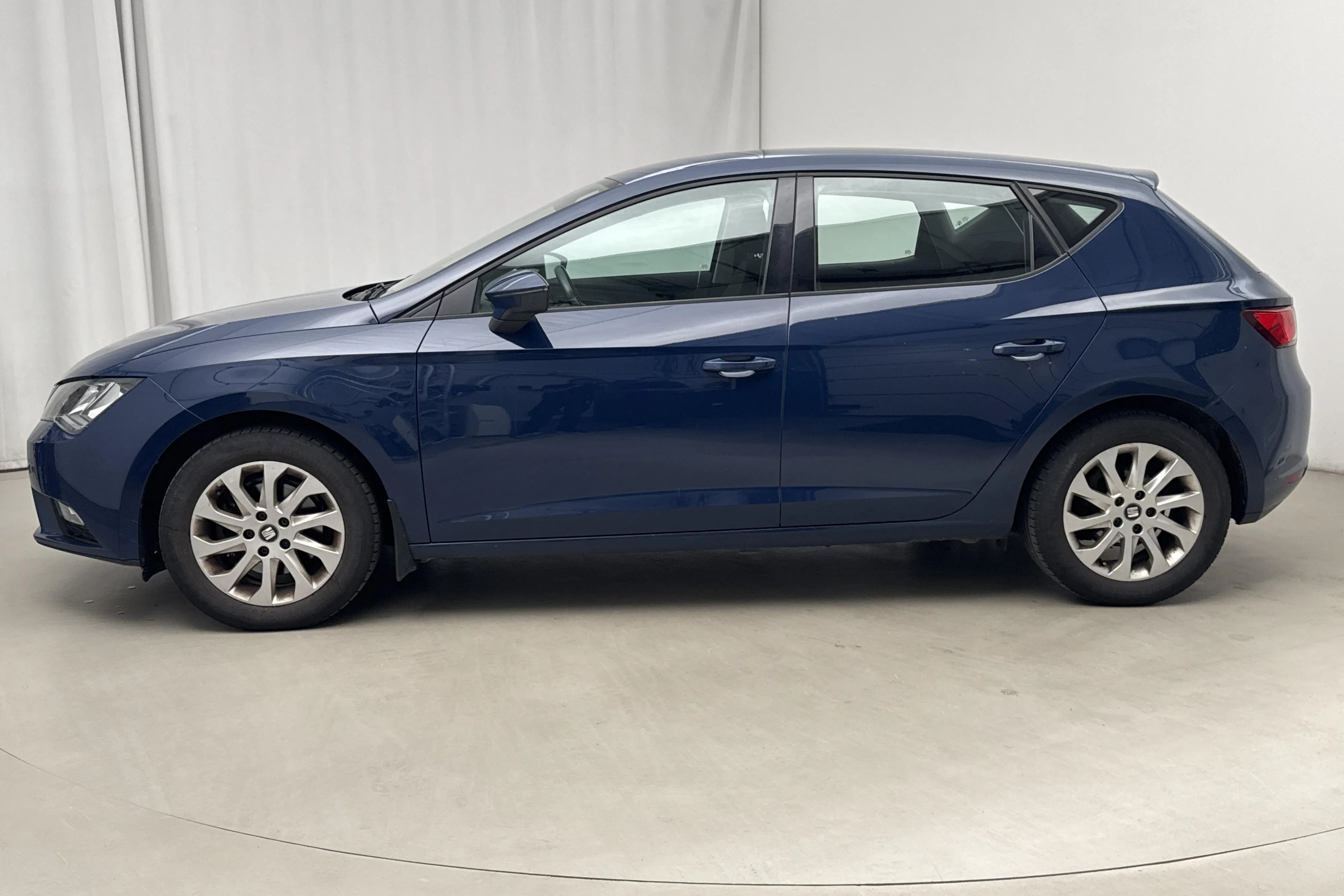 Presentationsfoto 2 av 14: Seat Leon 1.4 TGI 5dr (110hk) - 9 466 mil - Manuell - blå - 2016