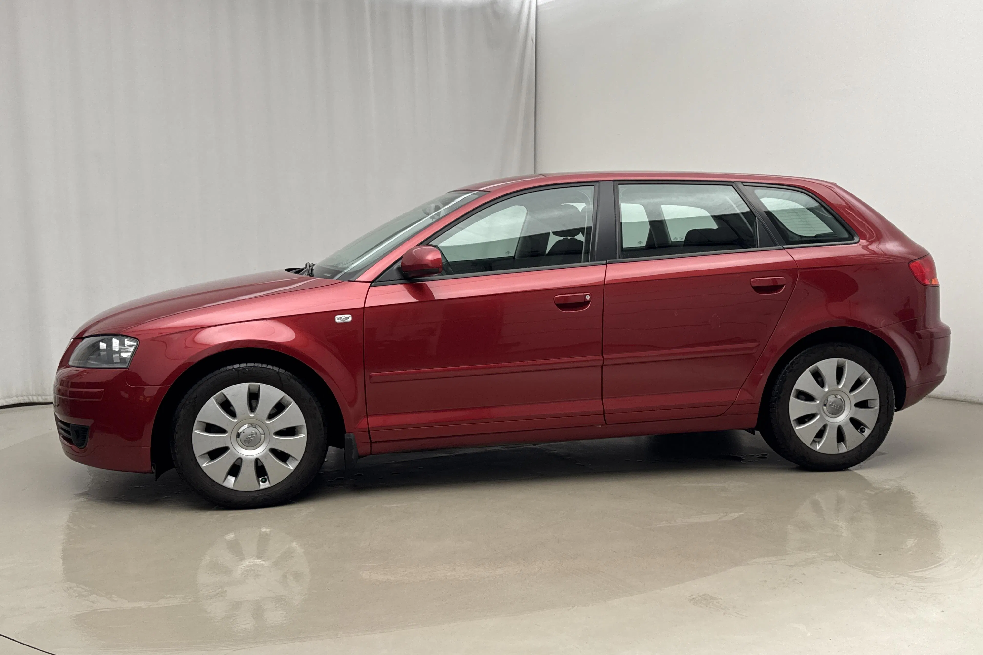 Presentationsfoto 2 av 15: Audi A3 1.9 TDI Sportback (105hk) - 21 345 mil - Manuell - Mörkröd - 2008
