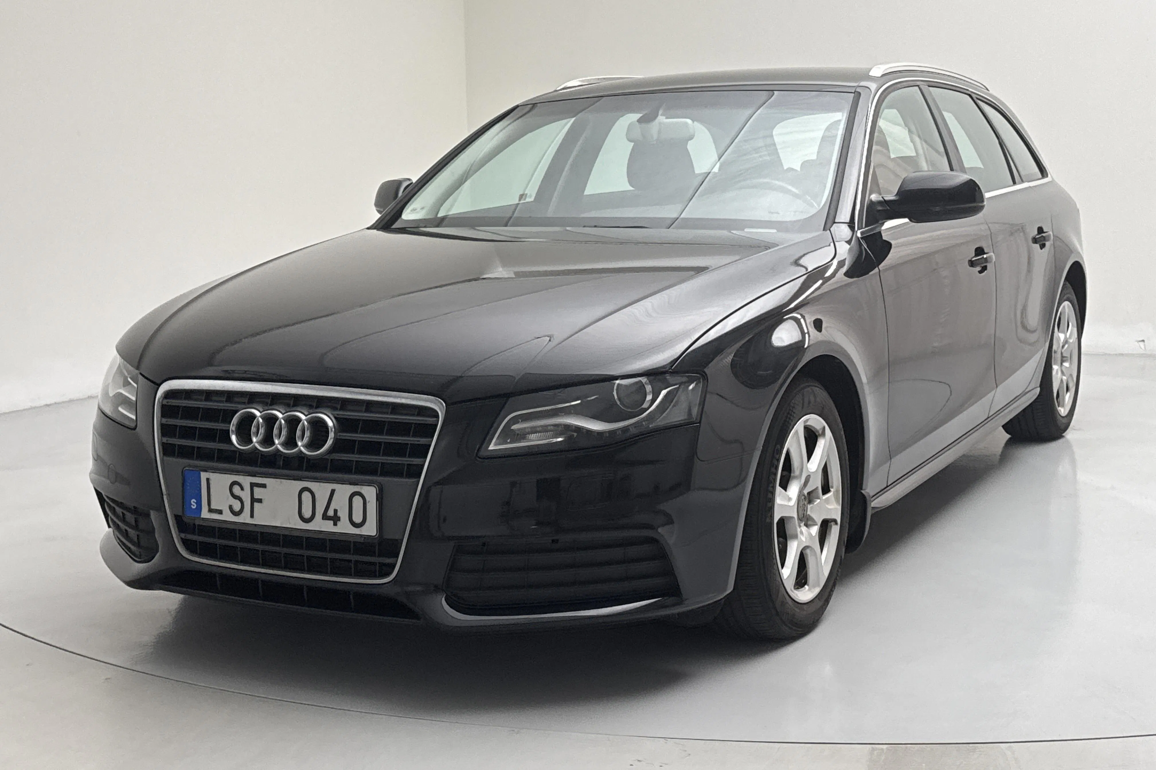 Presentationsfoto 1 av 12: Audi A4 2.0 TDI Avant (136hk) - 21 737 mil - Manuell - svart - 2011