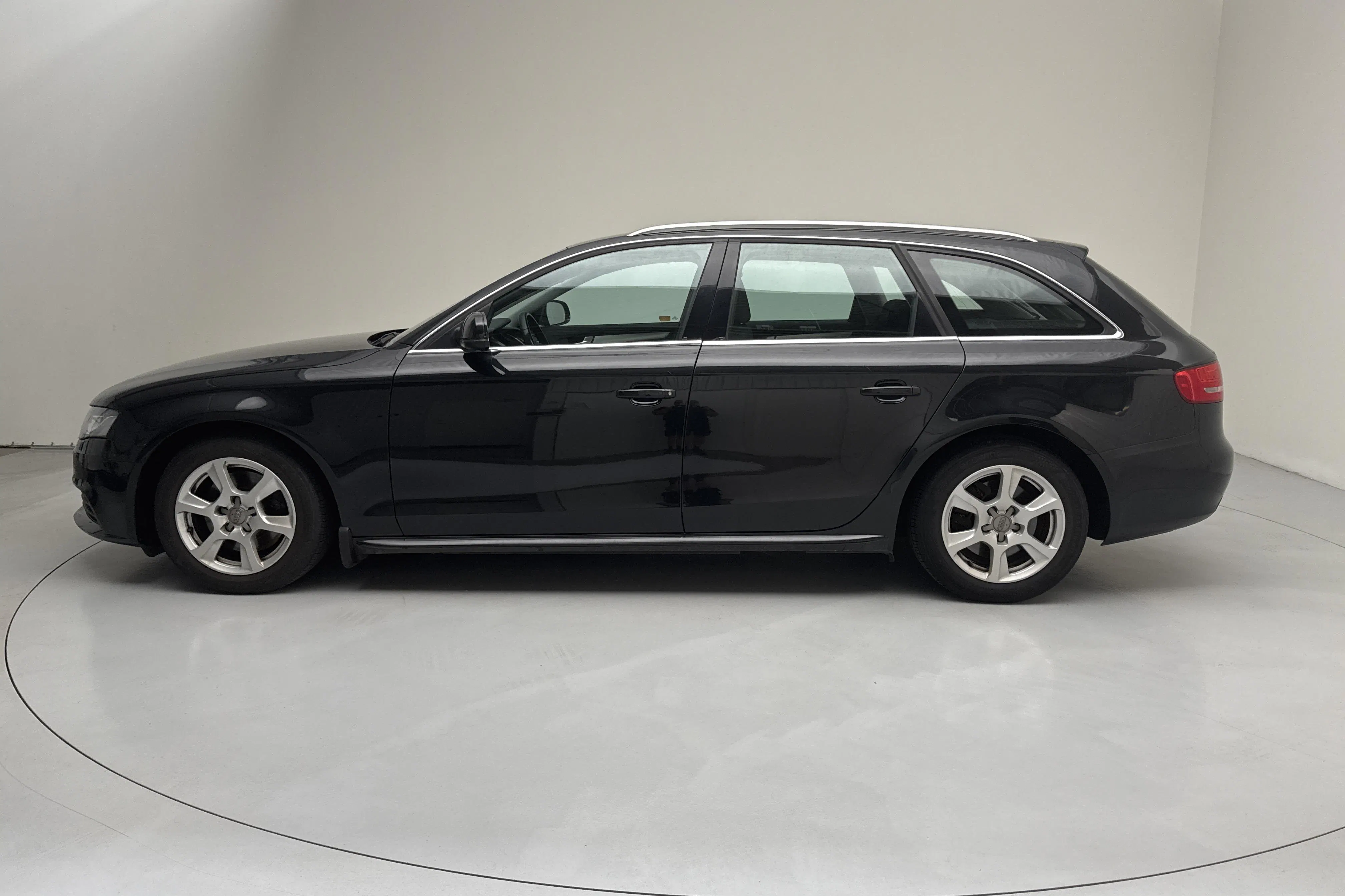 Presentationsfoto 2 av 12: Audi A4 2.0 TDI Avant (136hk) - 21 737 mil - Manuell - svart - 2011