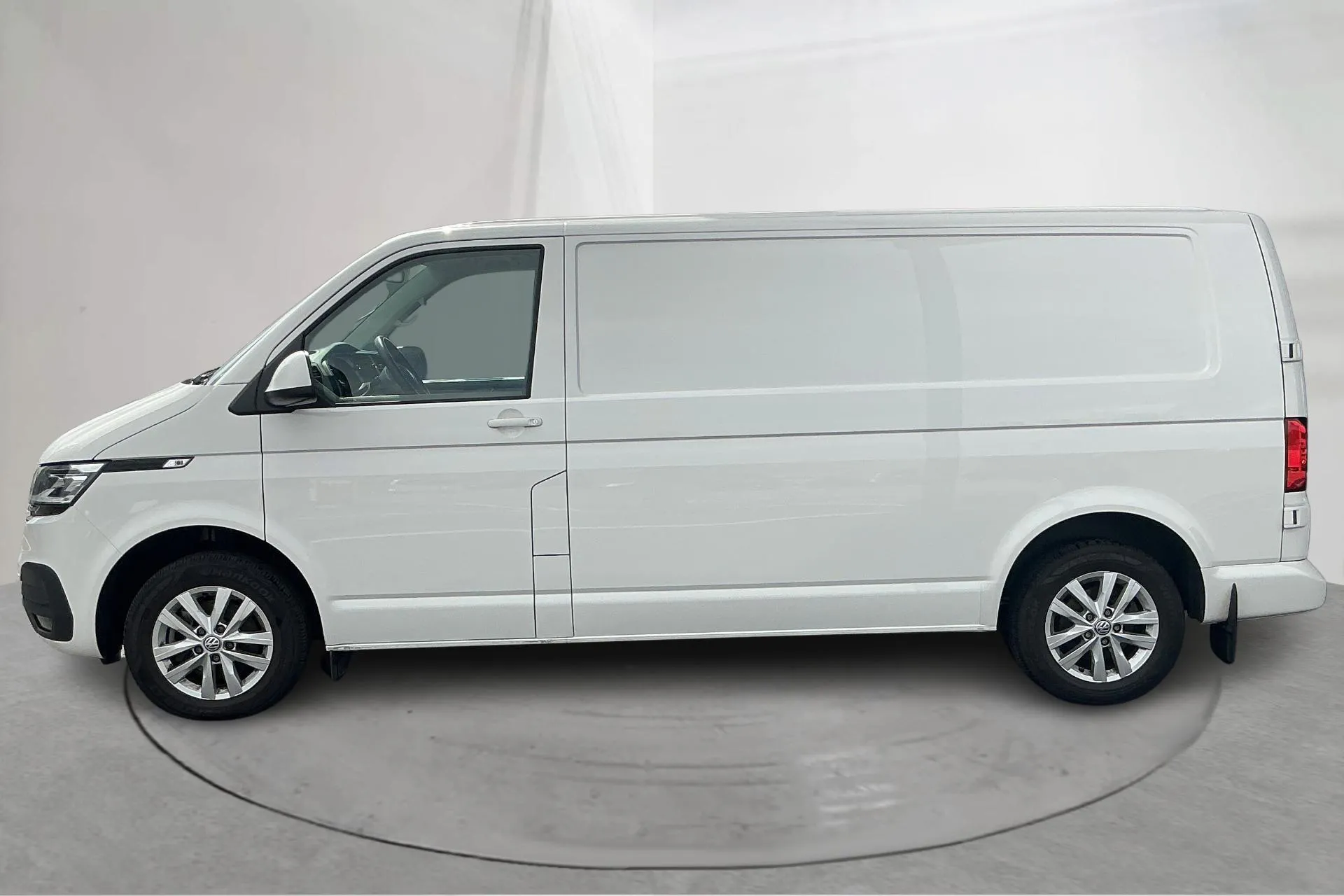 Presentationsfoto 2 av 16: VW Transporter T6.1 Skåp TDI (150hk) - 4 942 mil - Automat - vit - 2024