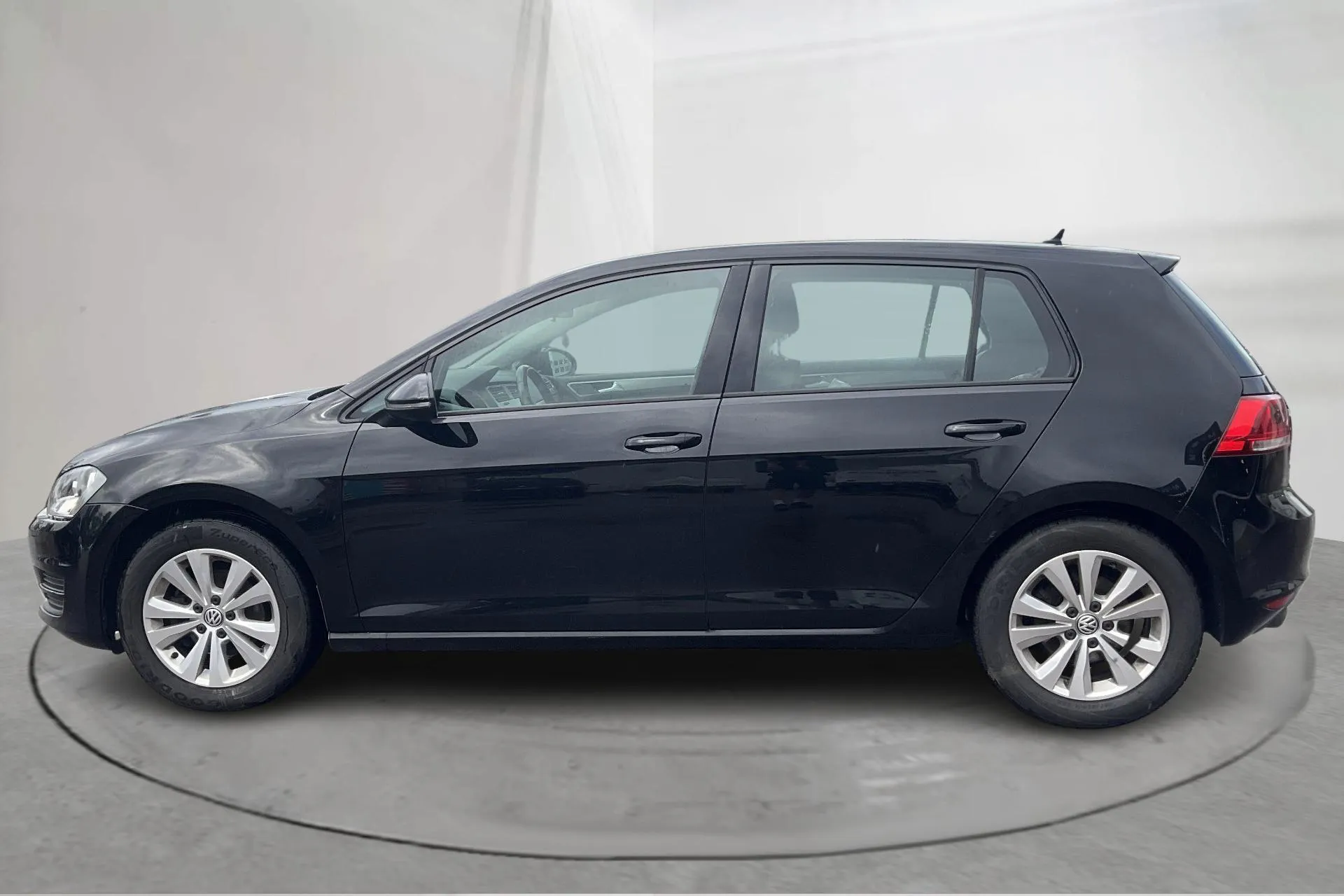 Presentationsfoto 2 av 15: VW Golf VII 1.2 TSI 5dr (110hk) - 17 941 mil - Automat - svart - 2017