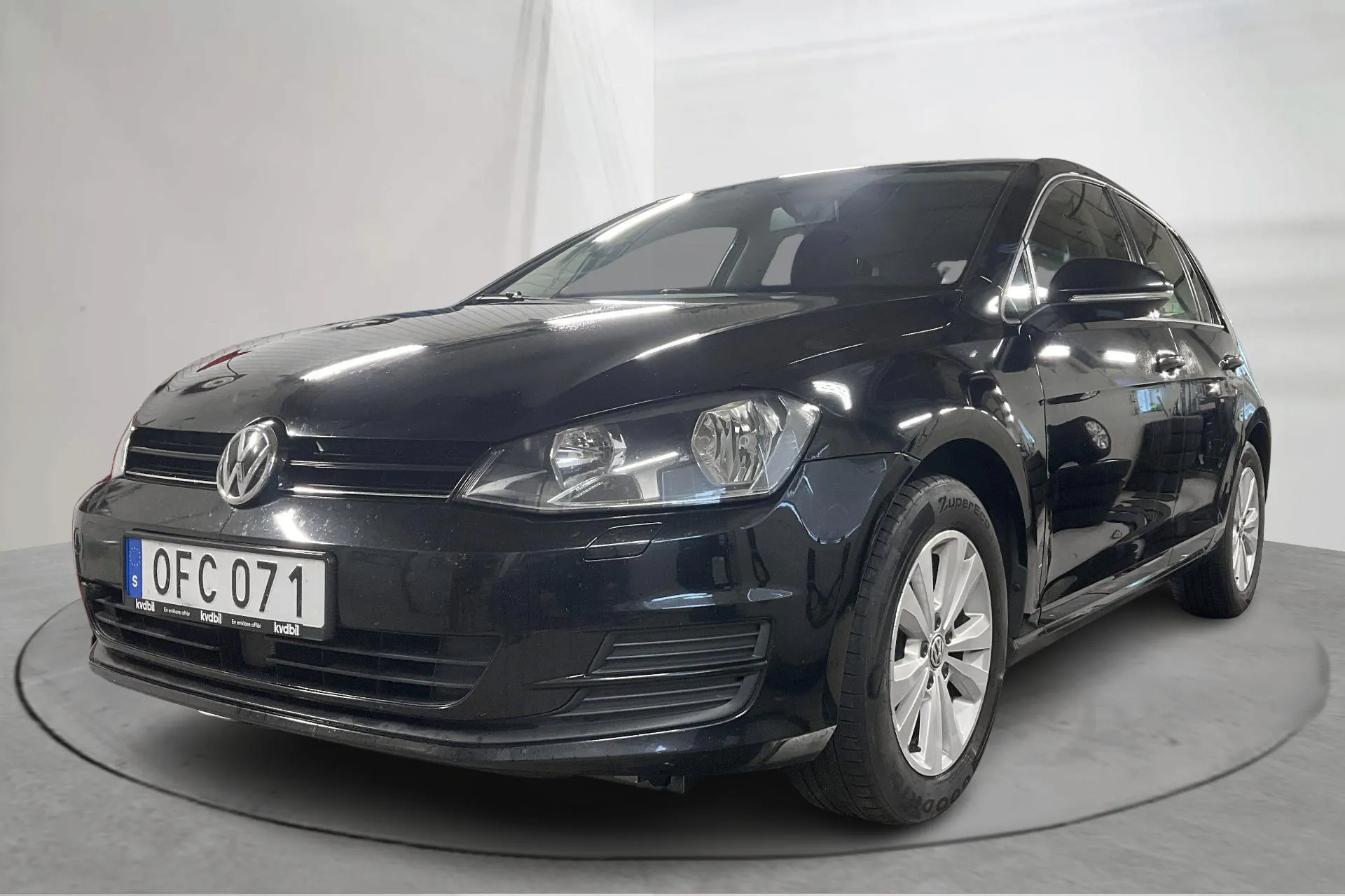 Presentationsfoto 1 av 15: VW Golf VII 1.2 TSI 5dr (110hk) - 17 941 mil - Automat - svart - 2017