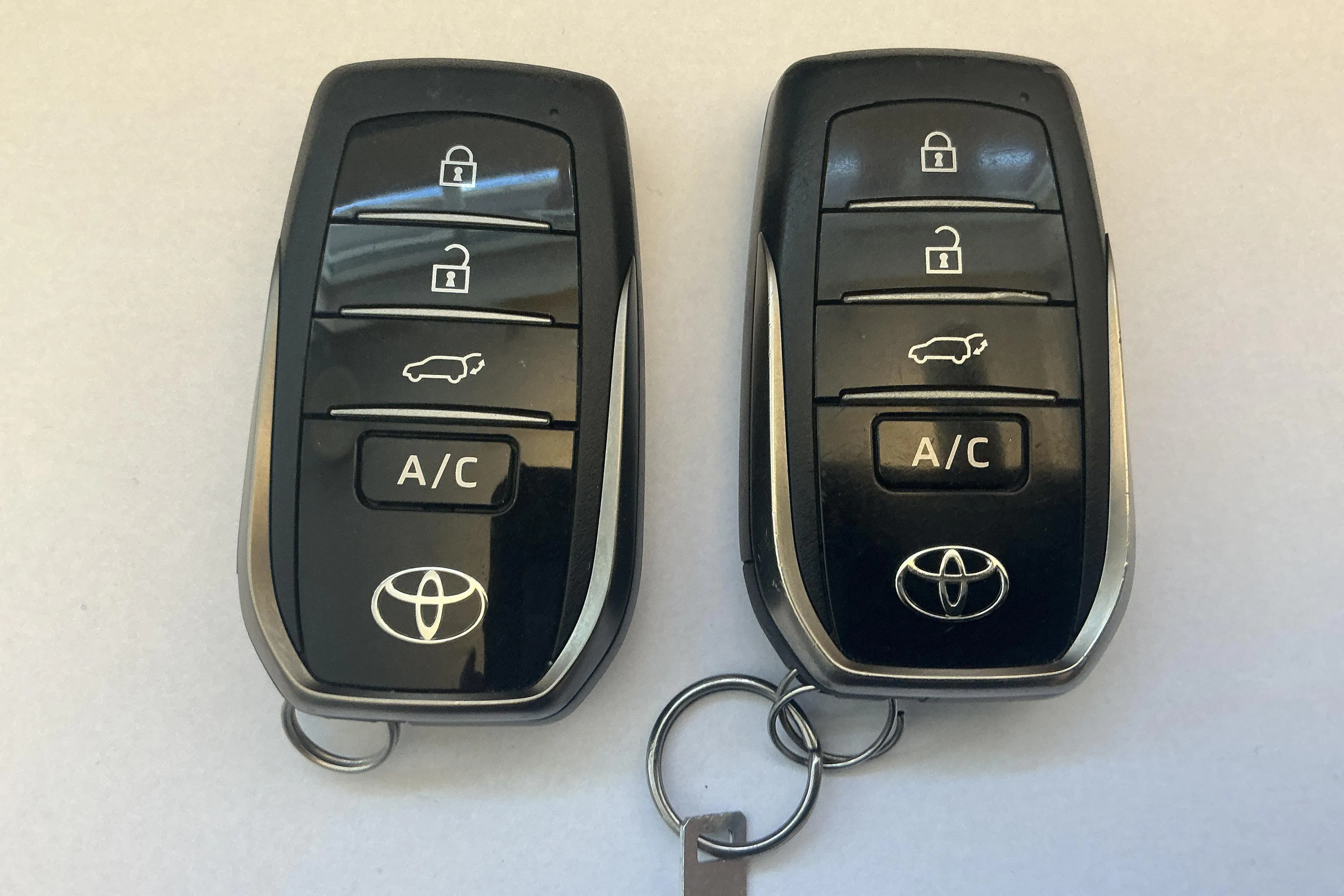 Presentation photo 15 of 15: Toyota RAV4 2.5 Plug-in Hybrid AWDi (306hk) - 29 330 km - Automatic - white - 2023