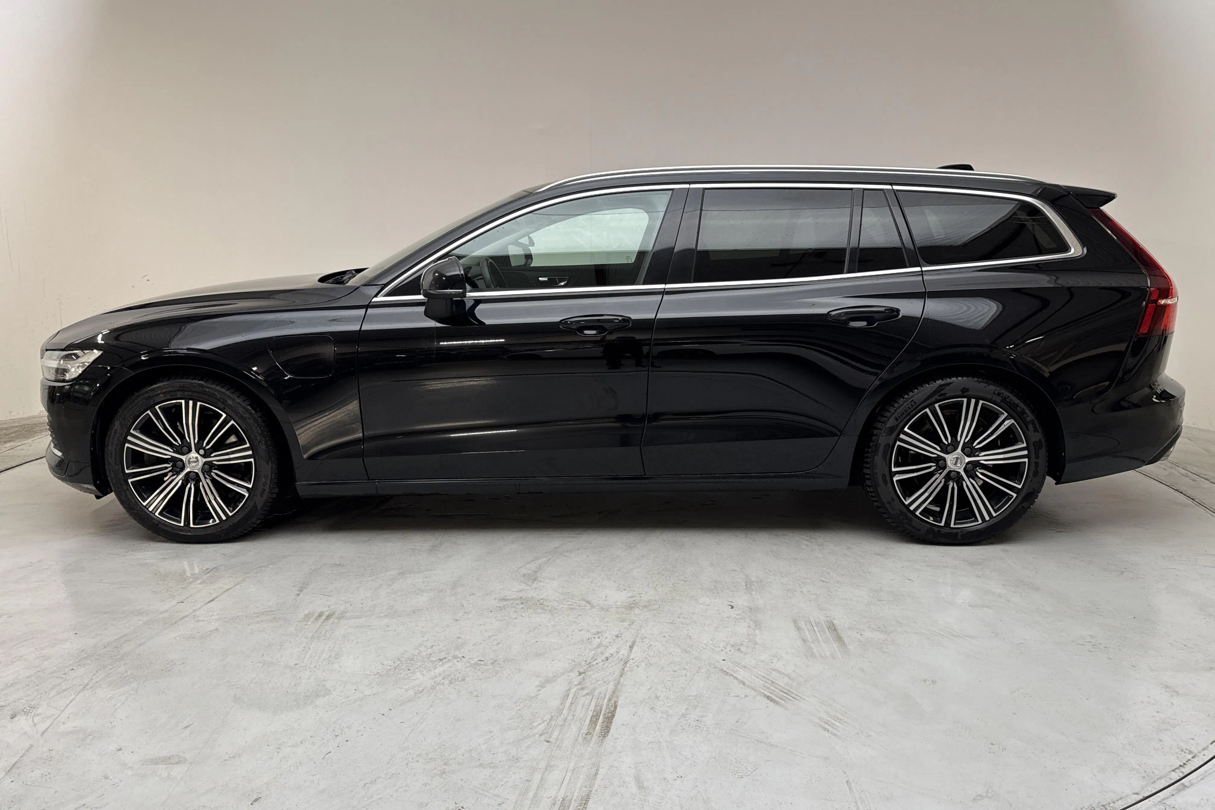 Presentationsfoto 2 av 16: Volvo V60 T6 AWD Twin Engine (340hk) - 17 770 mil - Automat - svart - 2022