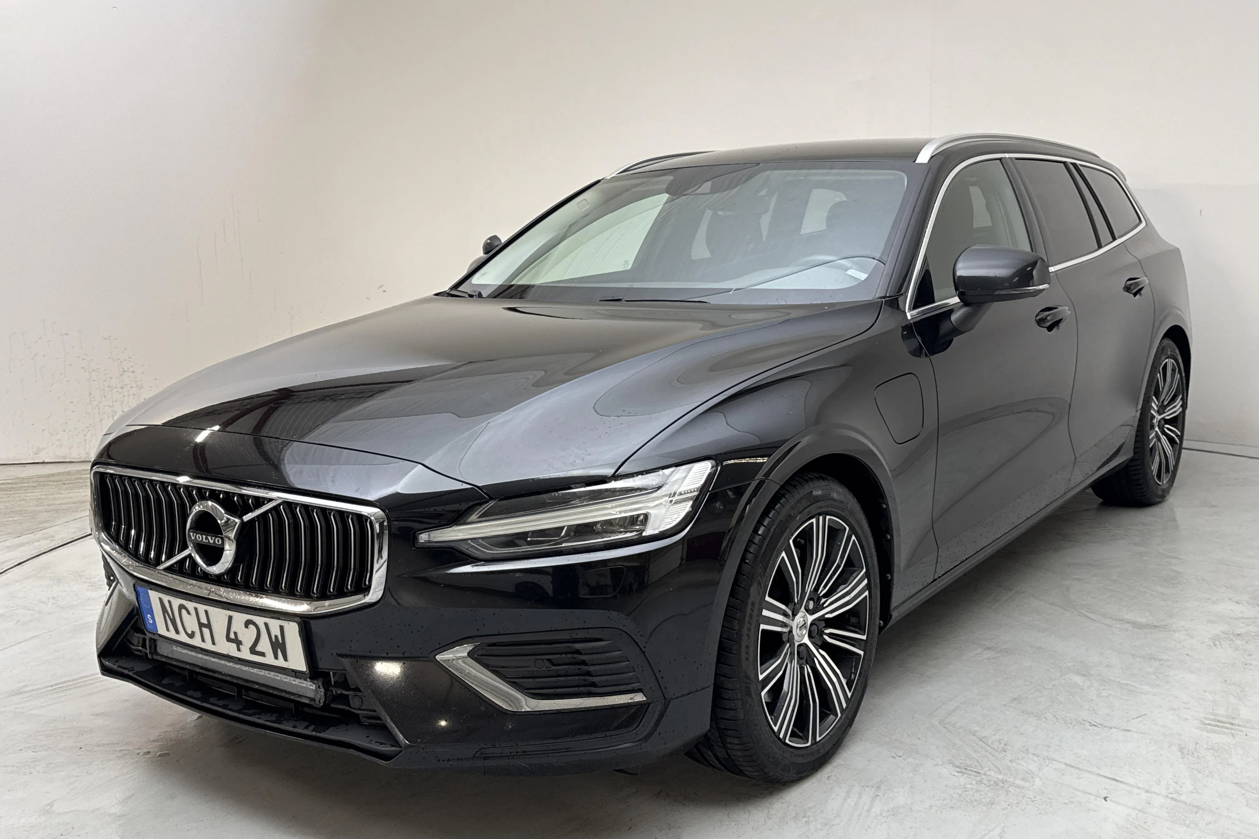 Presentationsfoto 1 av 16: Volvo V60 T6 AWD Twin Engine (340hk) - 17 770 mil - Automat - svart - 2022