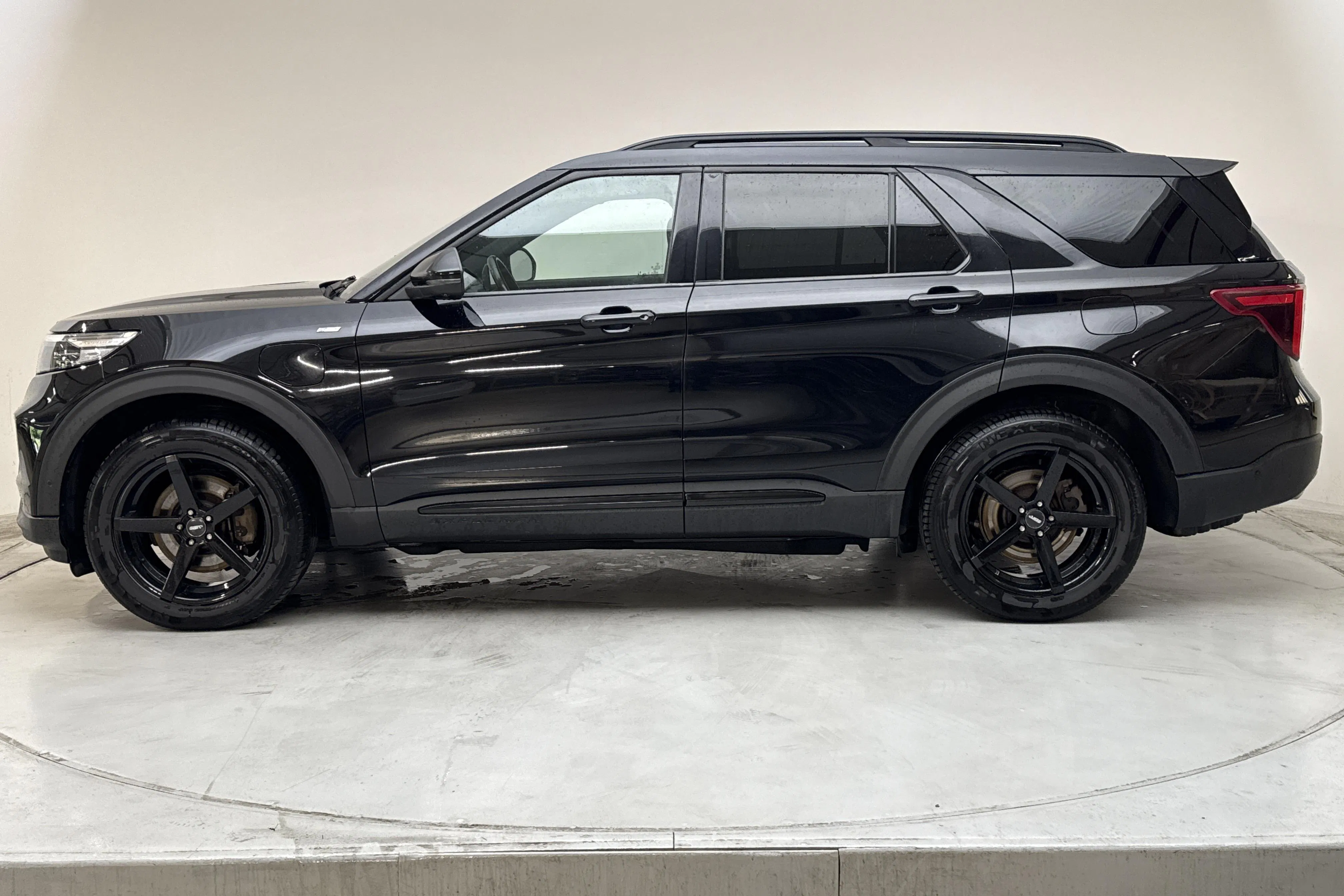 Presentation photo 2 of 18: Ford Explorer 3.0T EcoBoost (457hk) - 144 740 km - Automatic - black - 2021