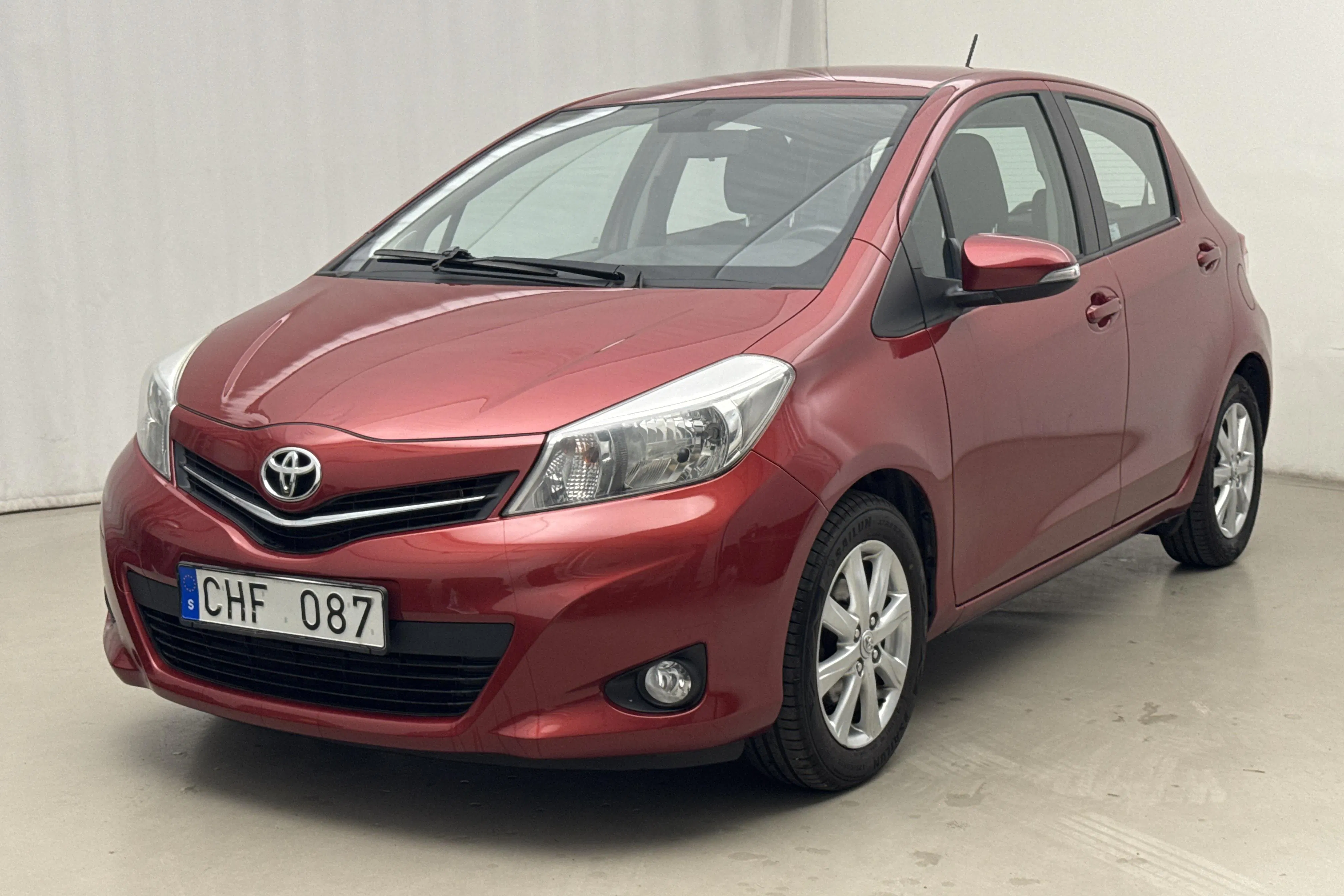 Presentationsfoto 1 av 15: Toyota Yaris 1.33 5dr (100hk) - 10 083 mil - Manuell - röd - 2013