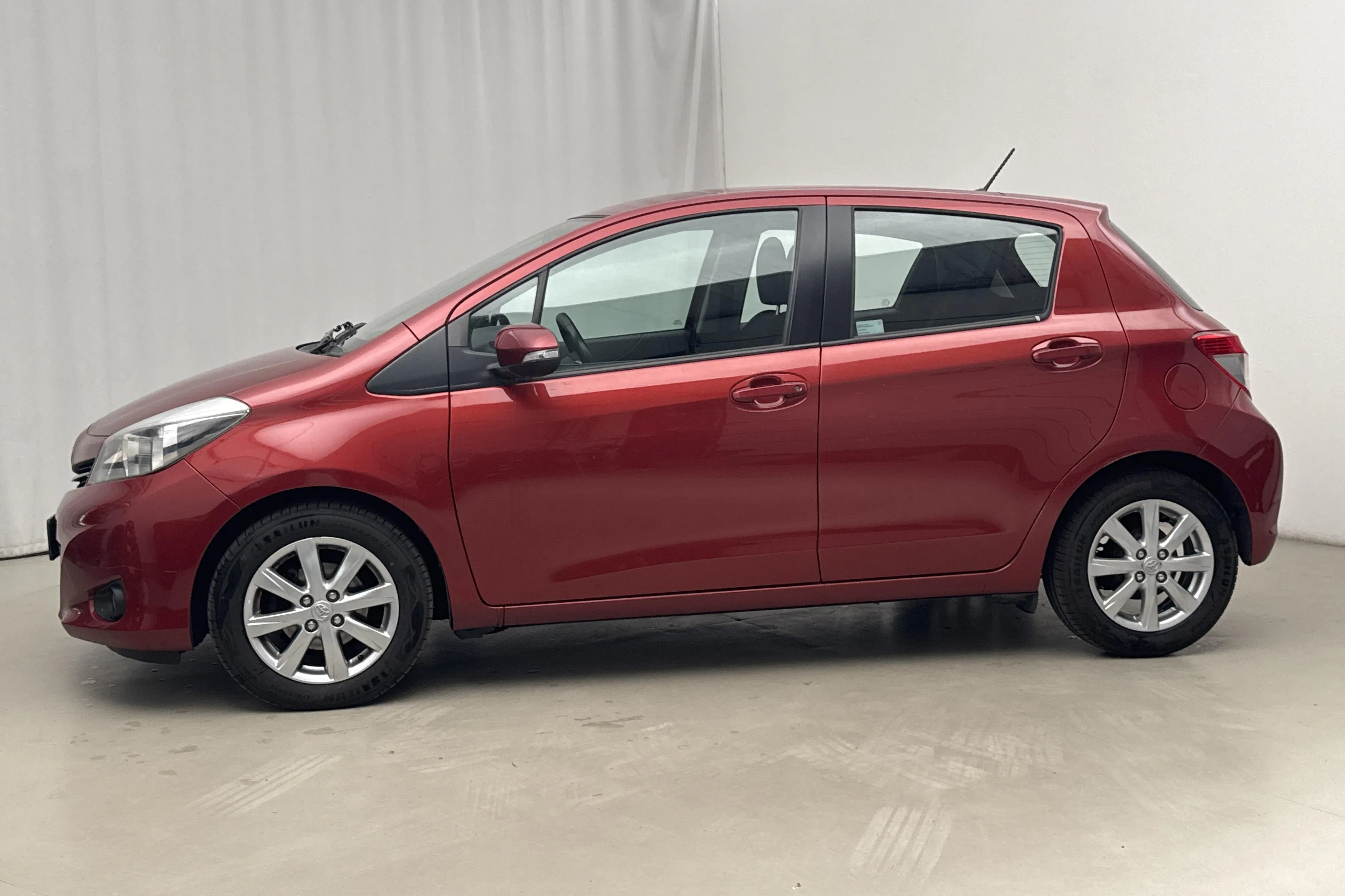 Presentationsfoto 2 av 15: Toyota Yaris 1.33 5dr (100hk) - 10 083 mil - Manuell - röd - 2013