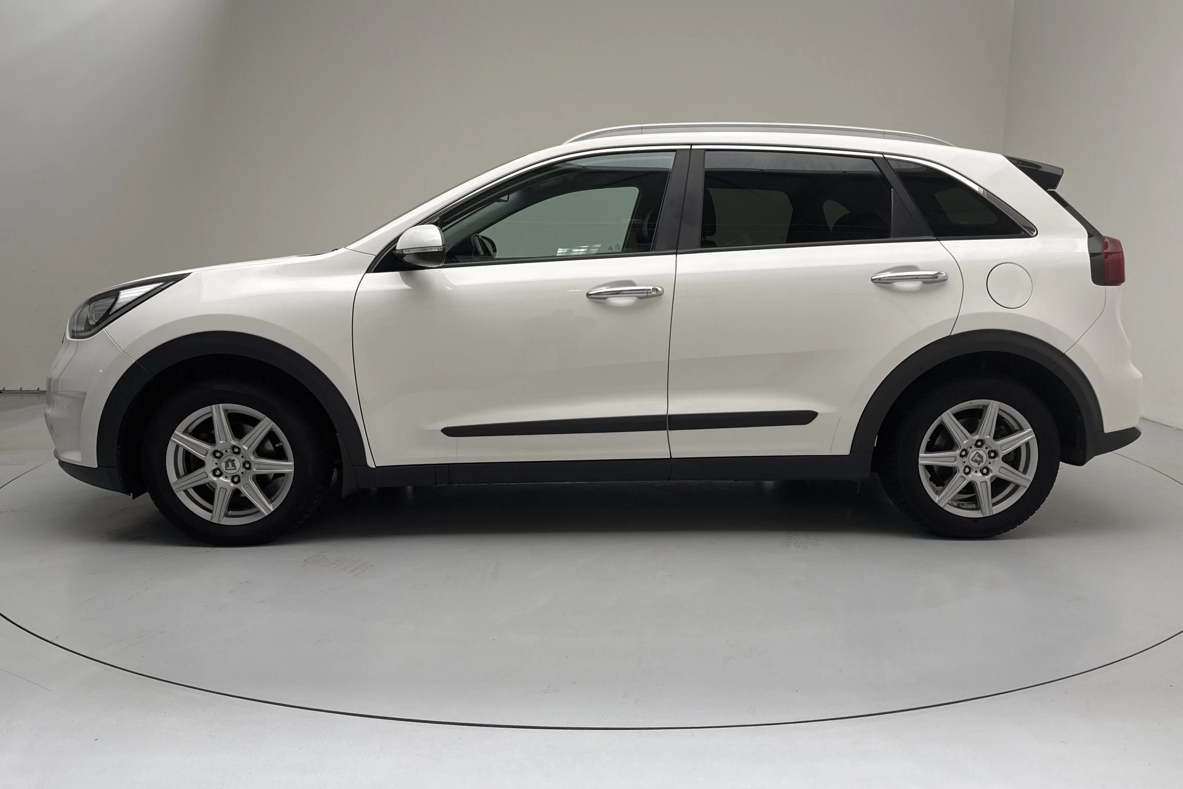 Presentationsfoto 2 av 14: KIA Niro Hybrid 1.6 (141hk) - 20 513 mil - Automat - vit - 2019