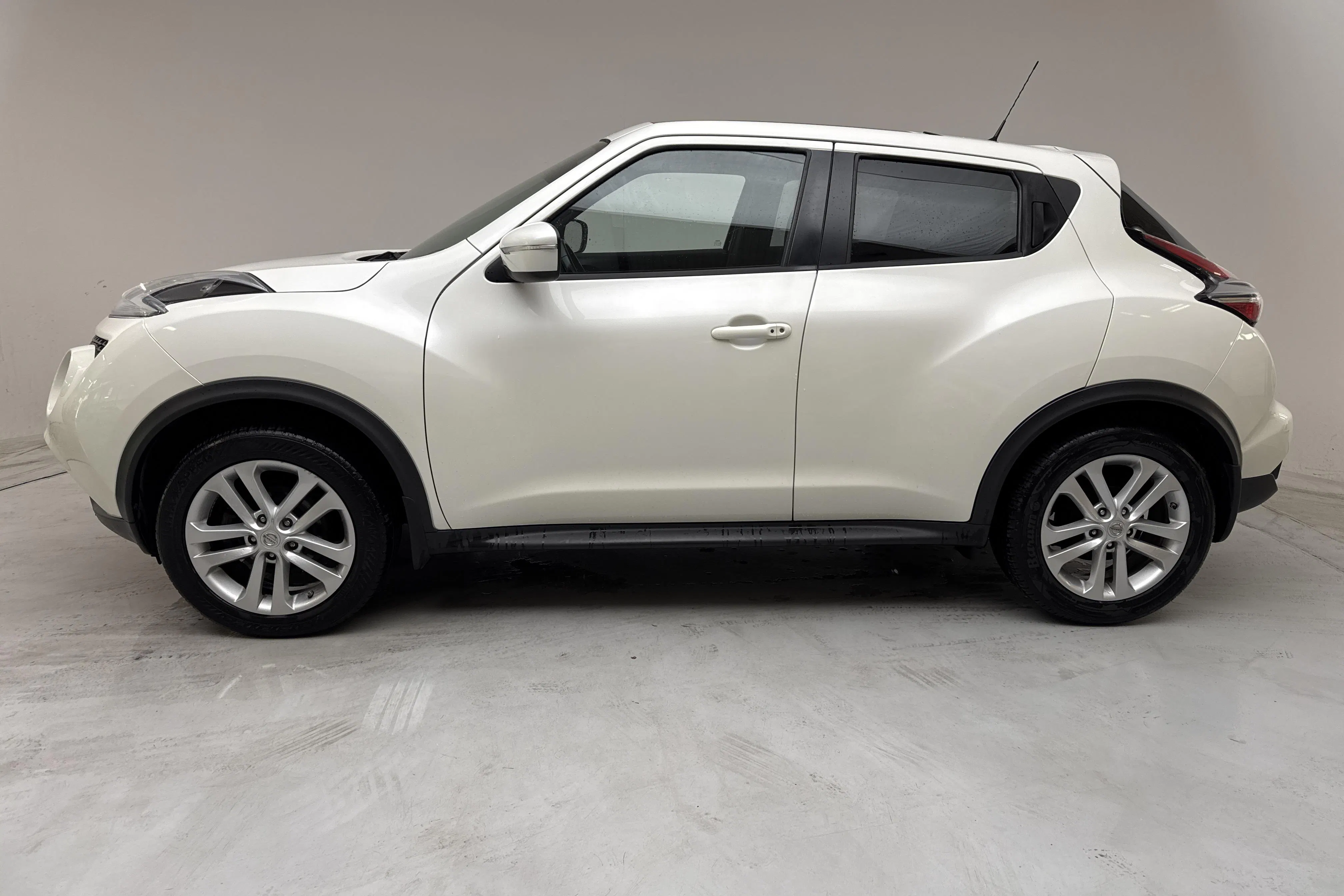 Presentation photo 2 of 15: Nissan Juke 1.6 (117hk) - 259 910 km - Automatic - white - 2016