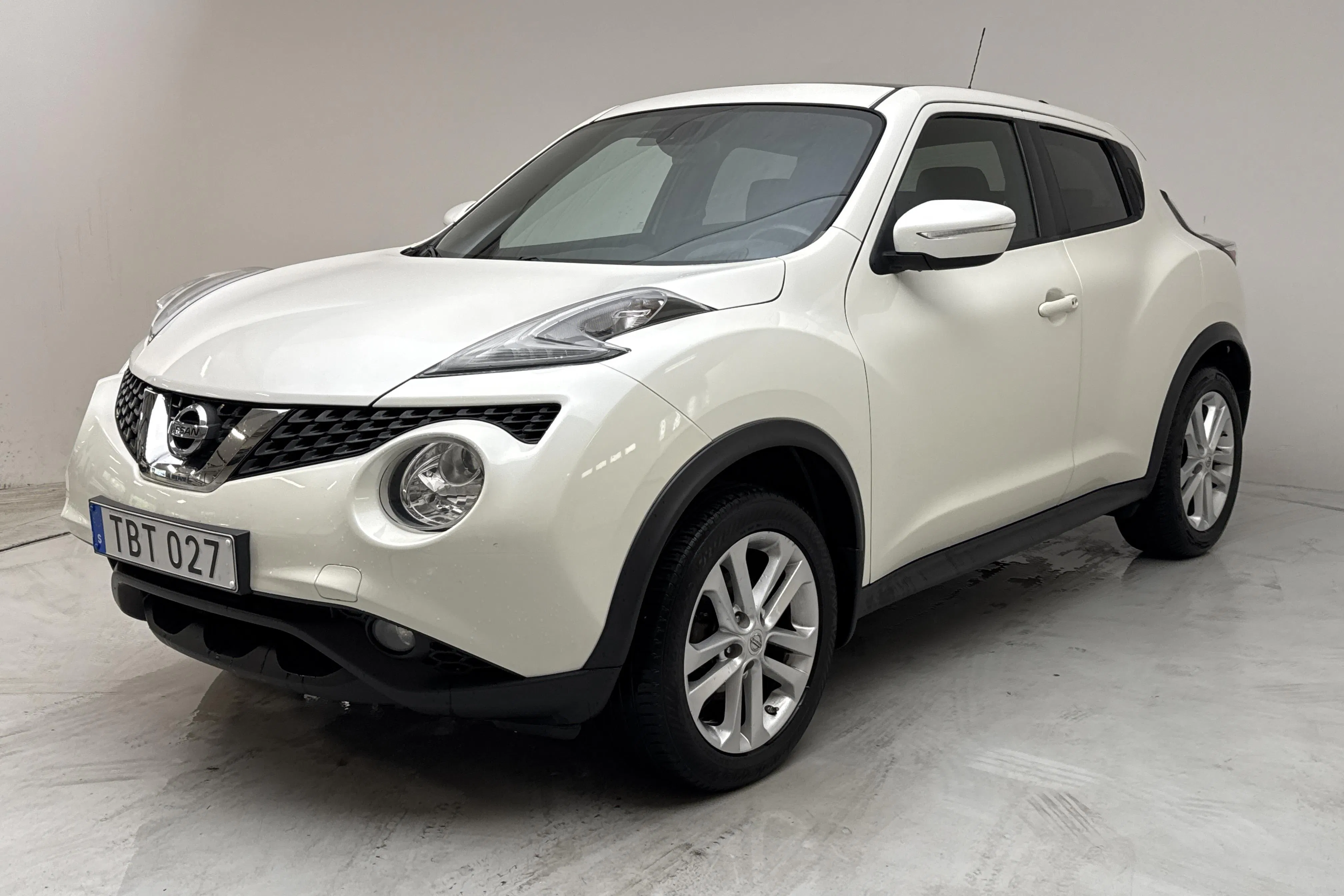 Presentation photo 1 of 15: Nissan Juke 1.6 (117hk) - 259 910 km - Automatic - white - 2016