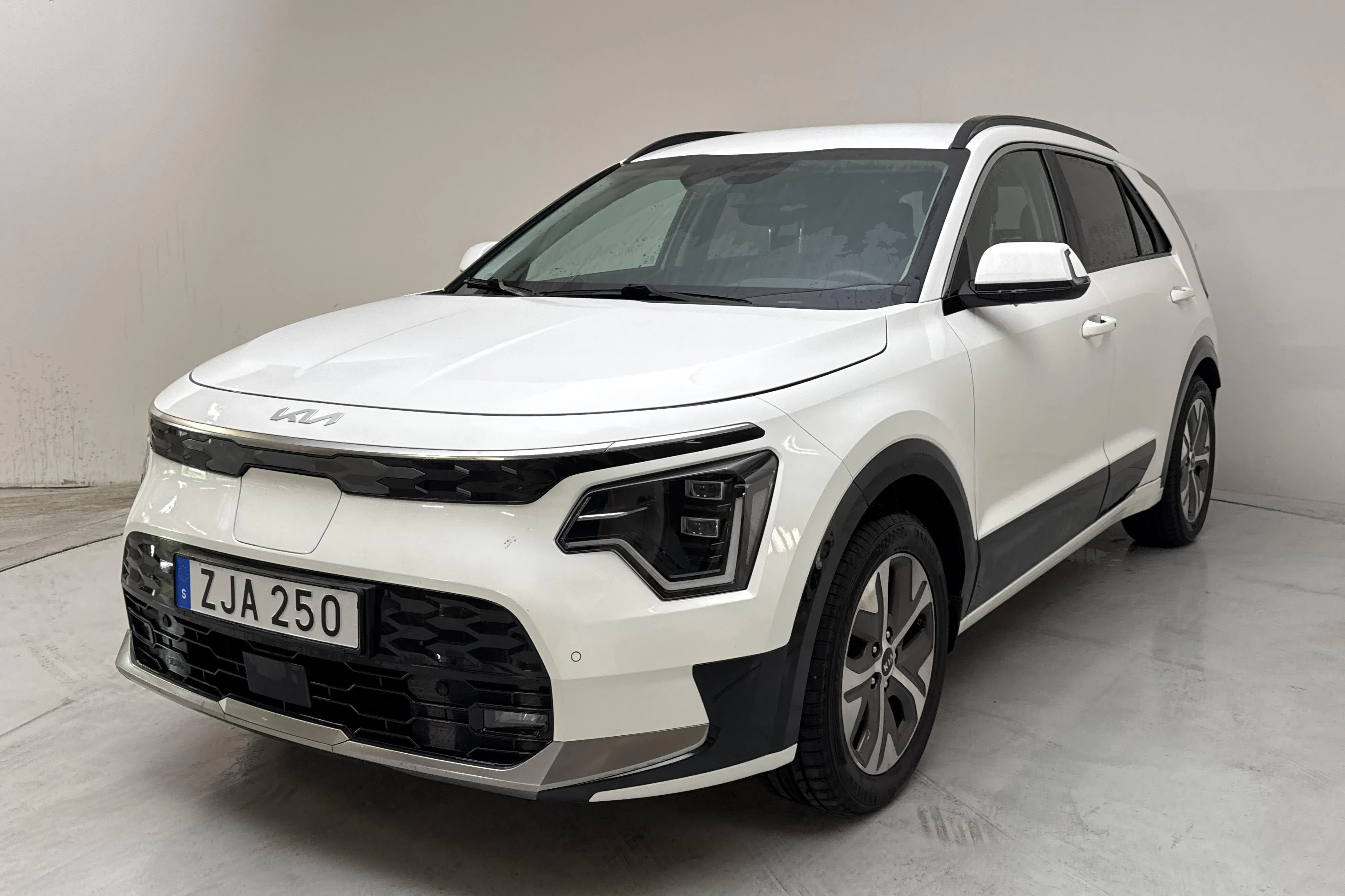 Presentationsfoto 1 av 16: KIA Niro EV 65kWh (204hk) - 8 211 mil - Automat - vit - 2024