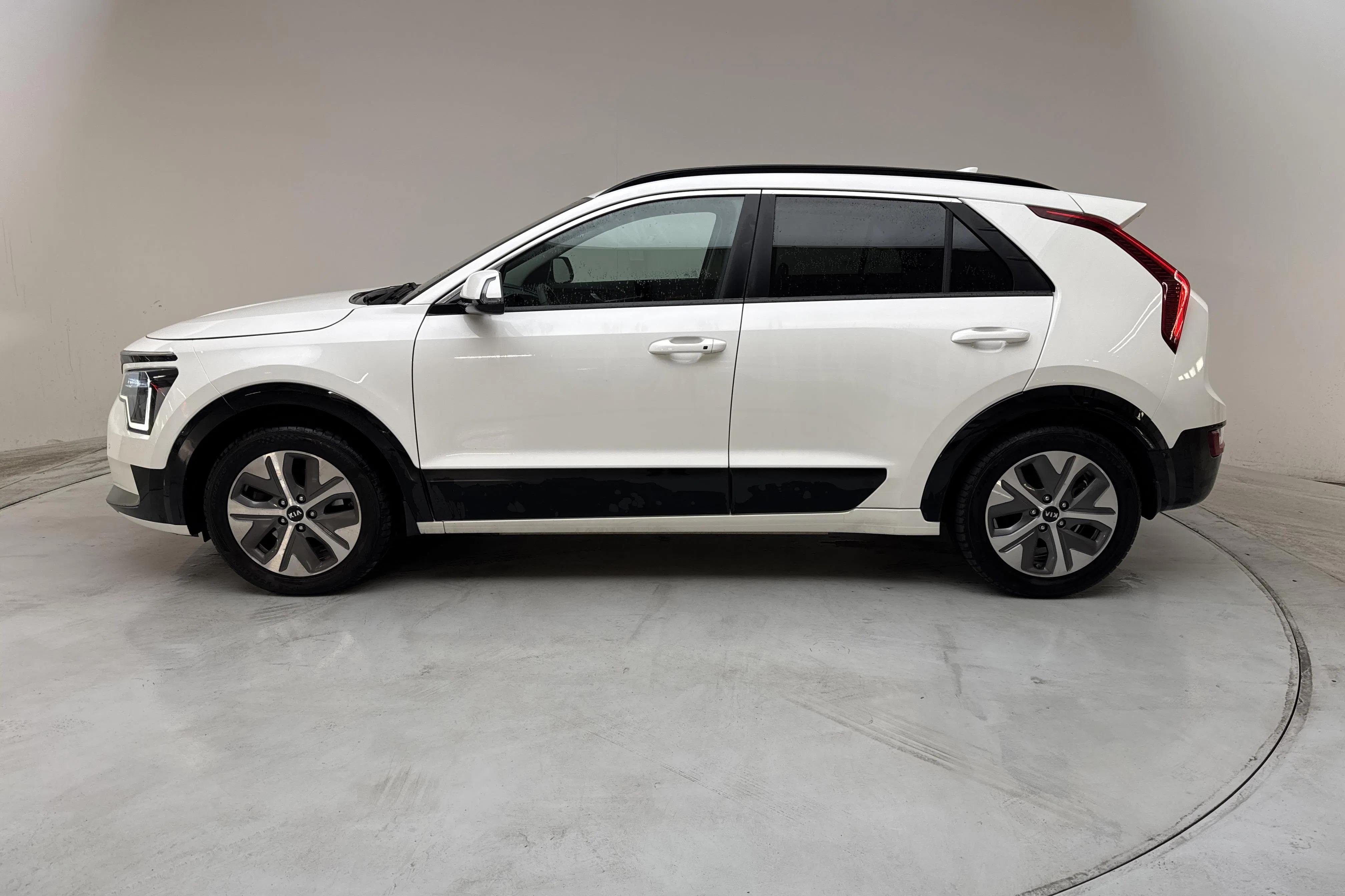Presentationsfoto 2 av 16: KIA Niro EV 65kWh (204hk) - 8 211 mil - Automat - vit - 2024