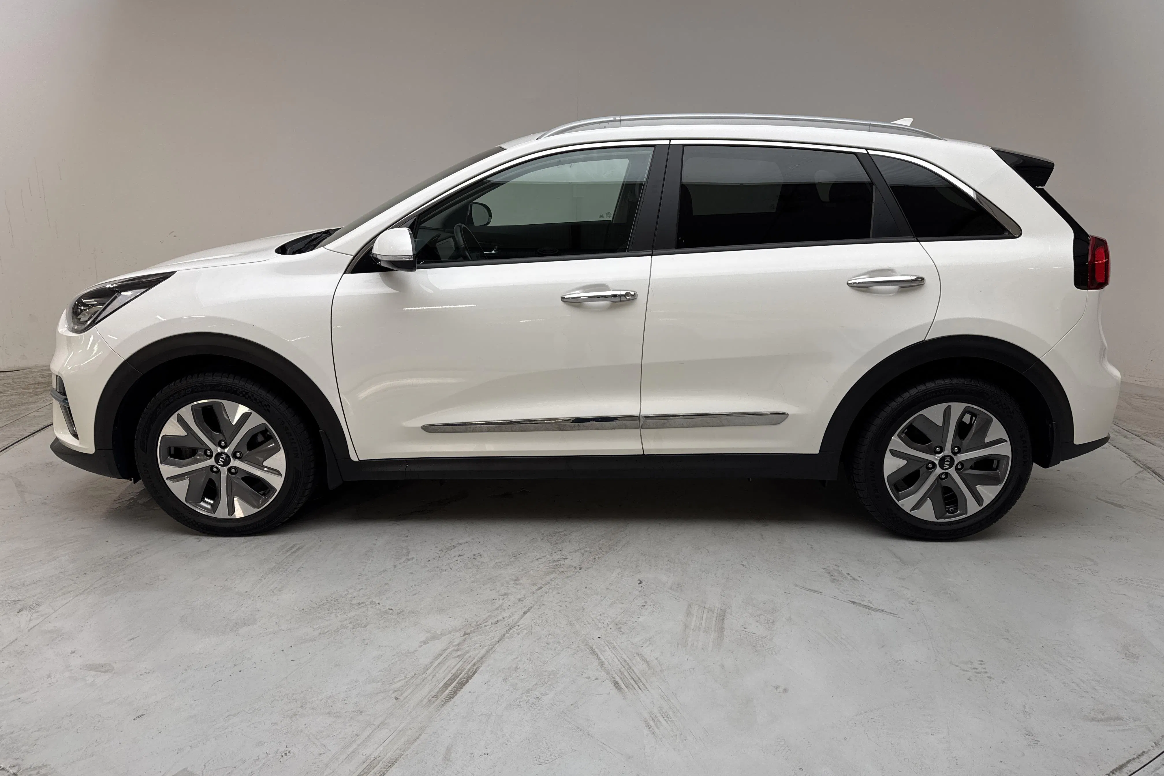 Presentationsfoto 2 av 17: KIA e-Niro 64kWh (204hk) - 11 836 mil - Automat - vit - 2021