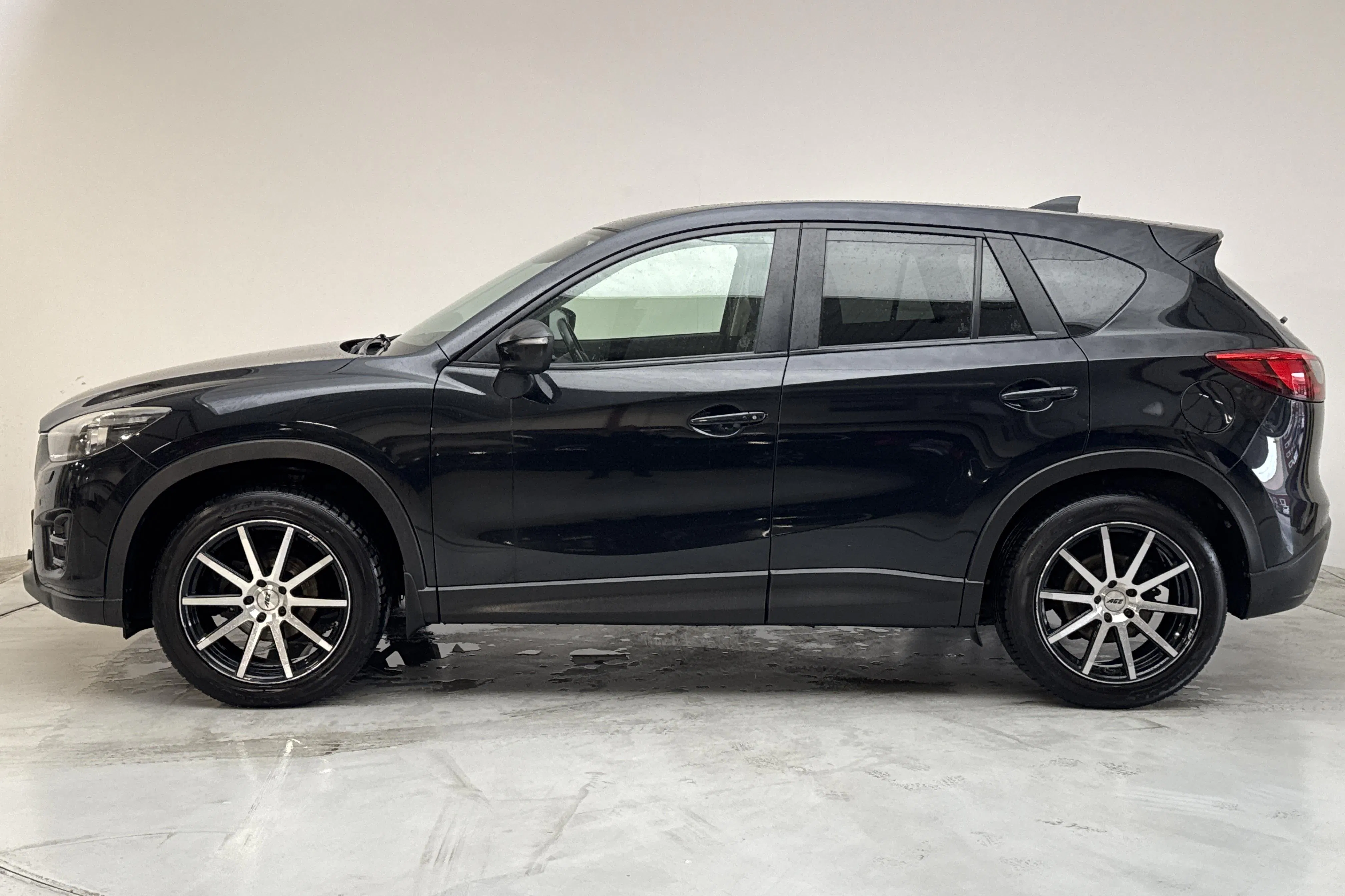 Presentationsfoto 2 av 16: Mazda CX-5 2.5 AWD (192hk) - 23 328 mil - Automat - svart - 2016