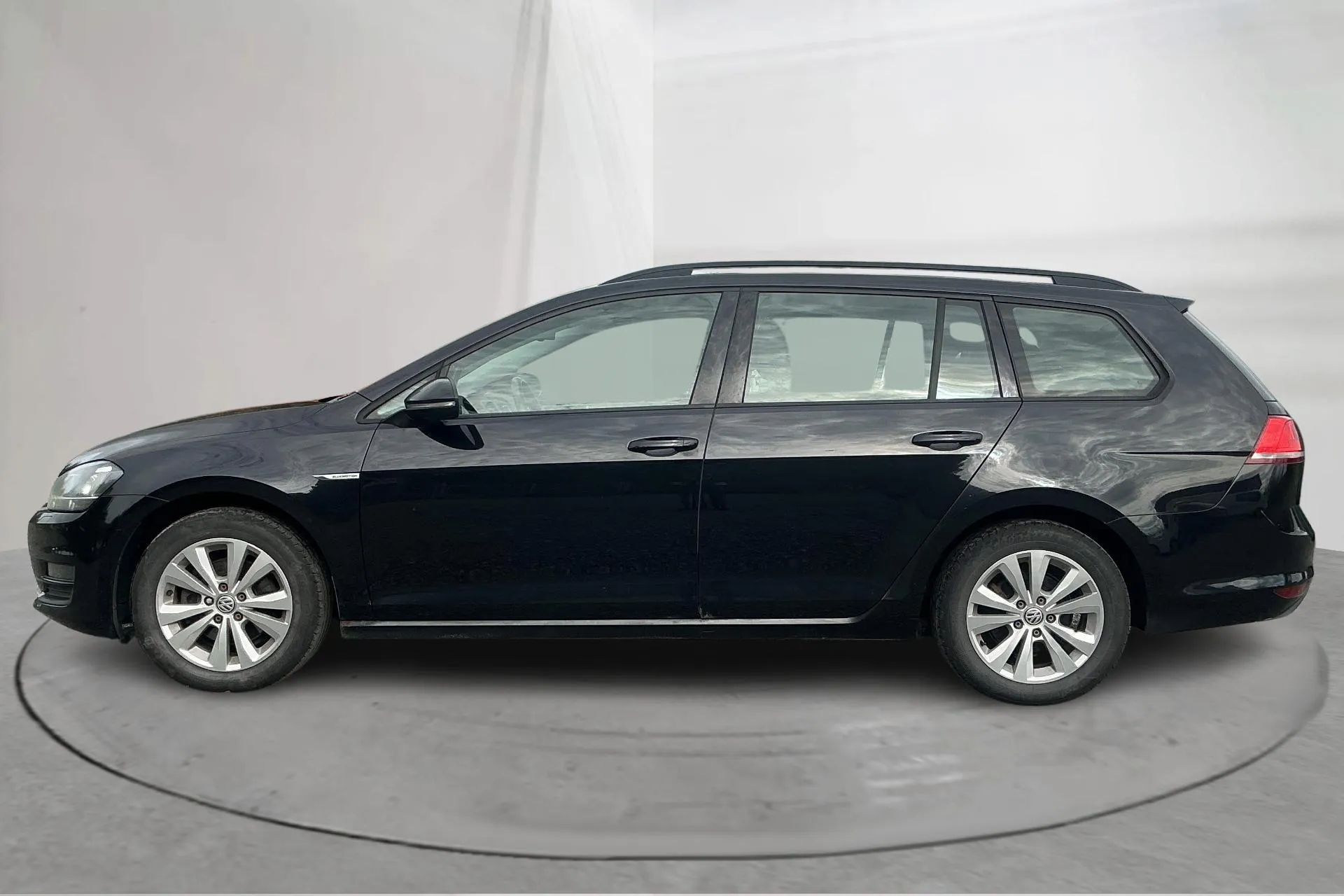 Presentationsfoto 2 av 16: VW Golf VII 1.4 TGI BlueMotion Sportscombi (110hk) - 16 804 mil - Automat - svart - 2015