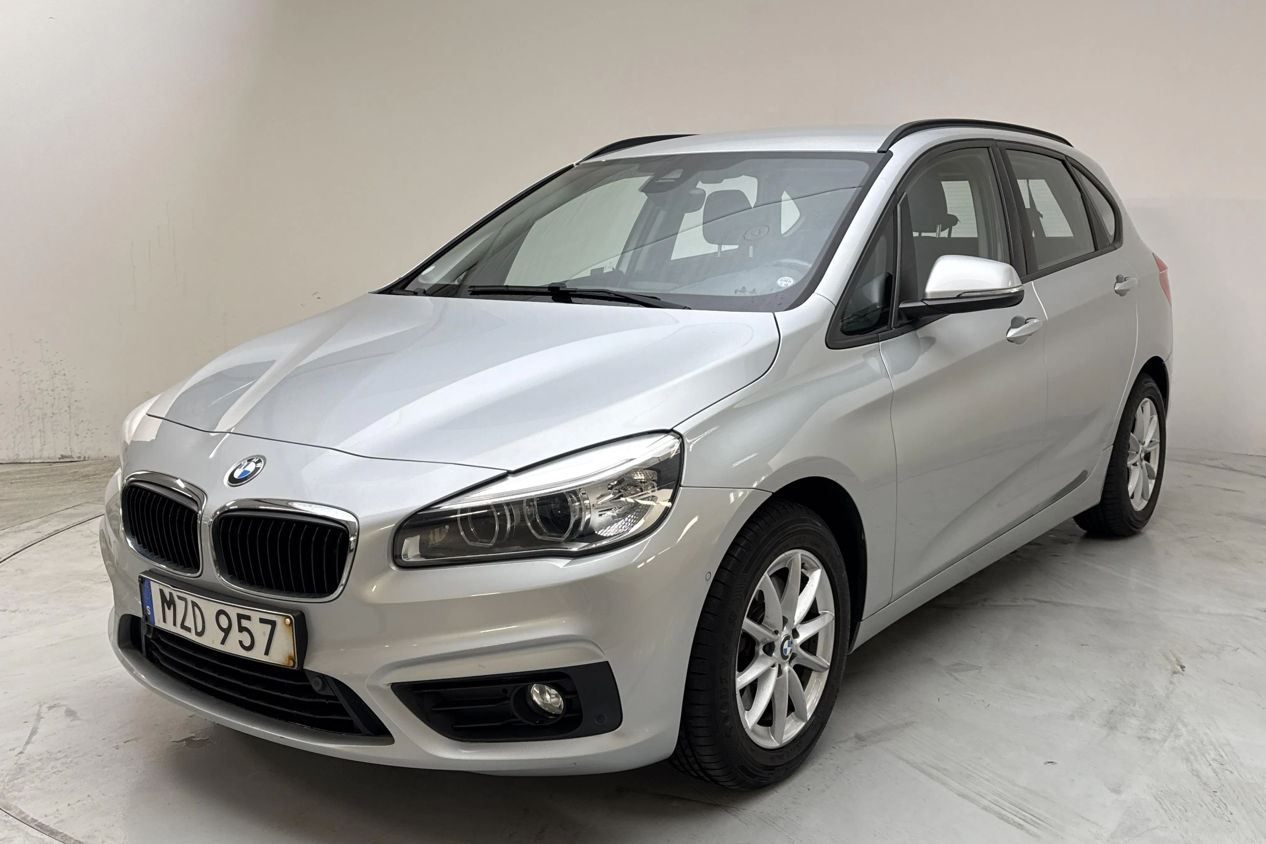 Presentationsfoto 1 av 12: BMW 218i Active Tourer, F45 (136hk) - 6 822 mil - Manuell - silver - 2016