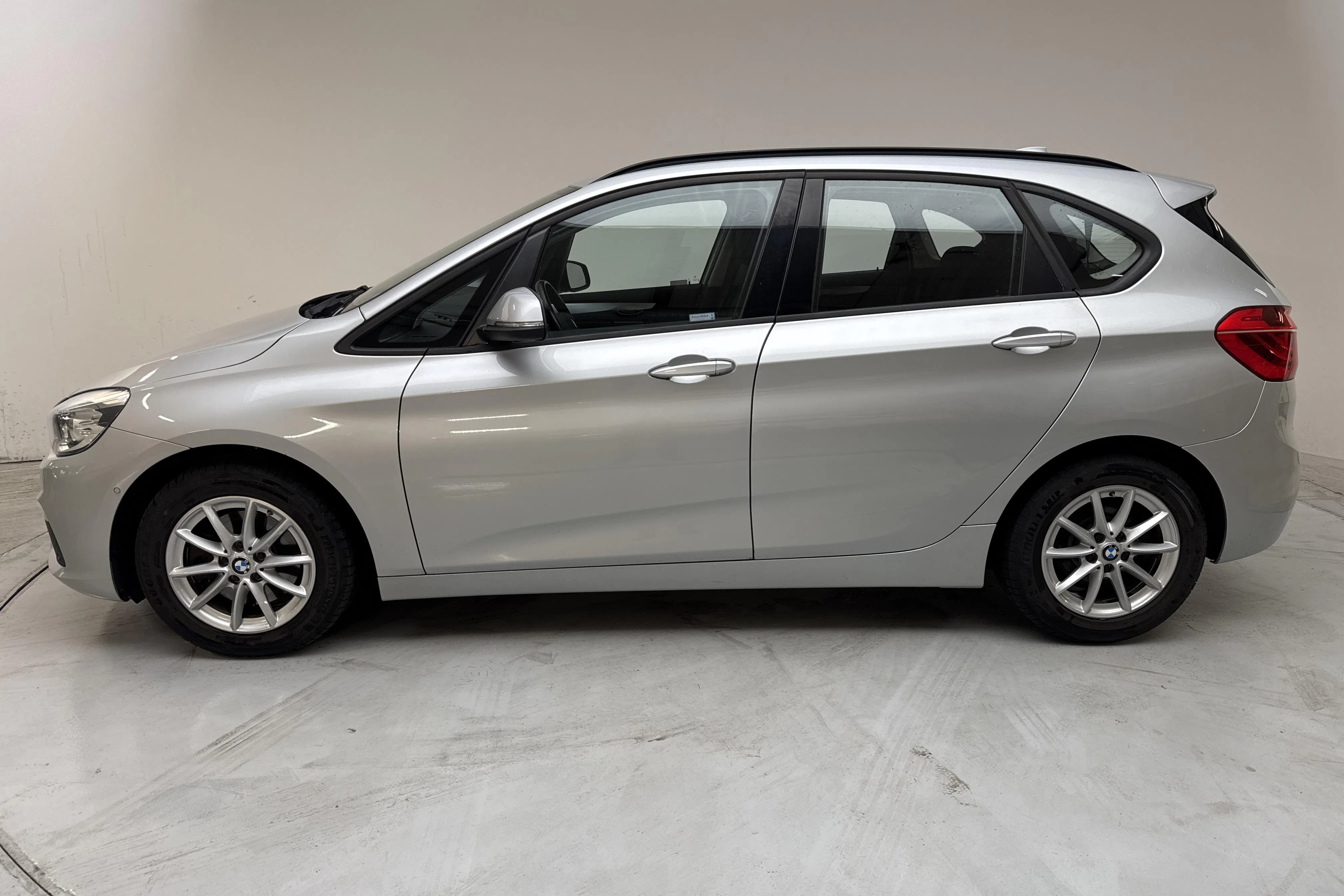 Presentationsfoto 2 av 12: BMW 218i Active Tourer, F45 (136hk) - 6 822 mil - Manuell - silver - 2016
