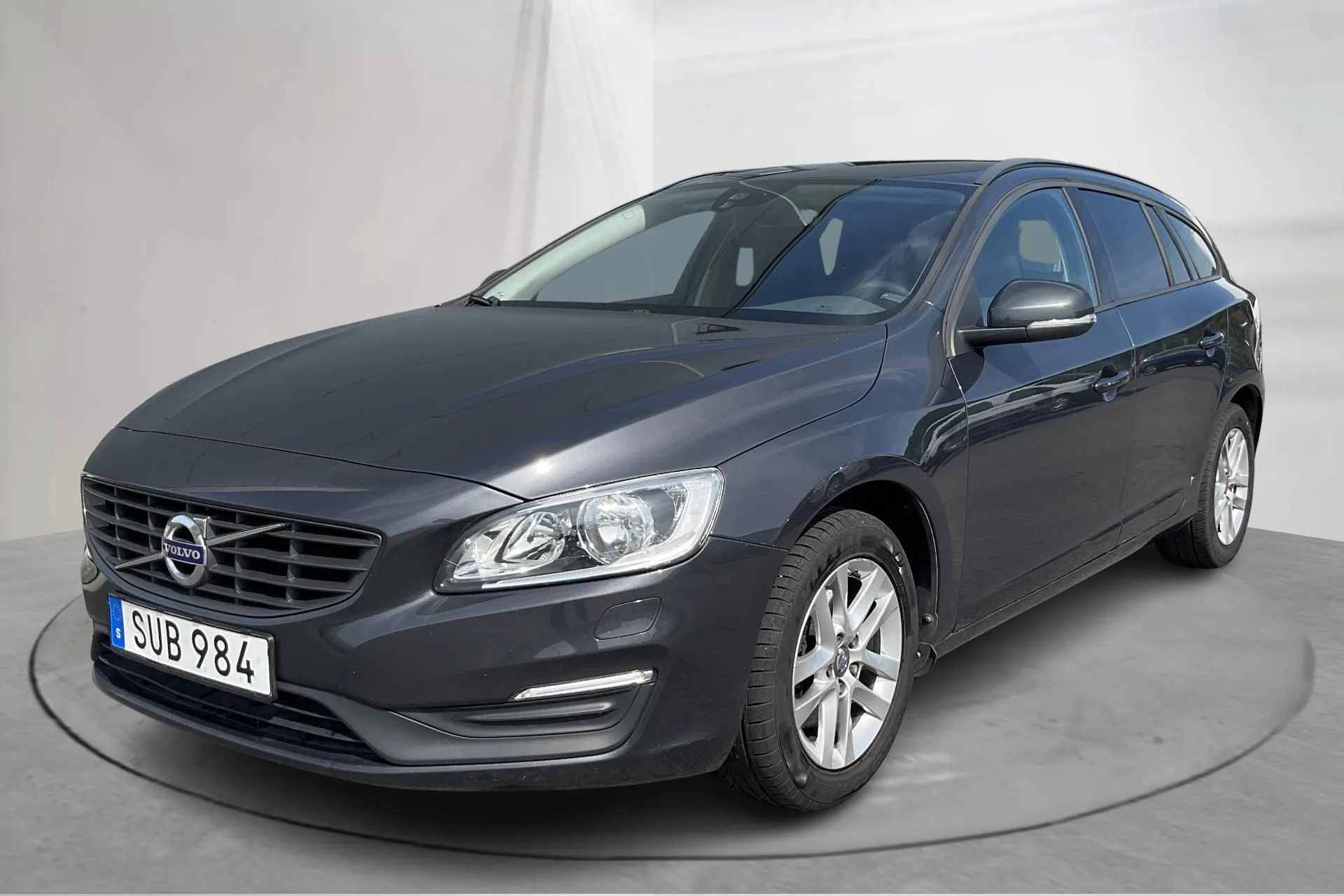 Presentationsfoto 1 av 16: Volvo V60 T3 (152hk) - 9 251 mil - Manuell - grå - 2017