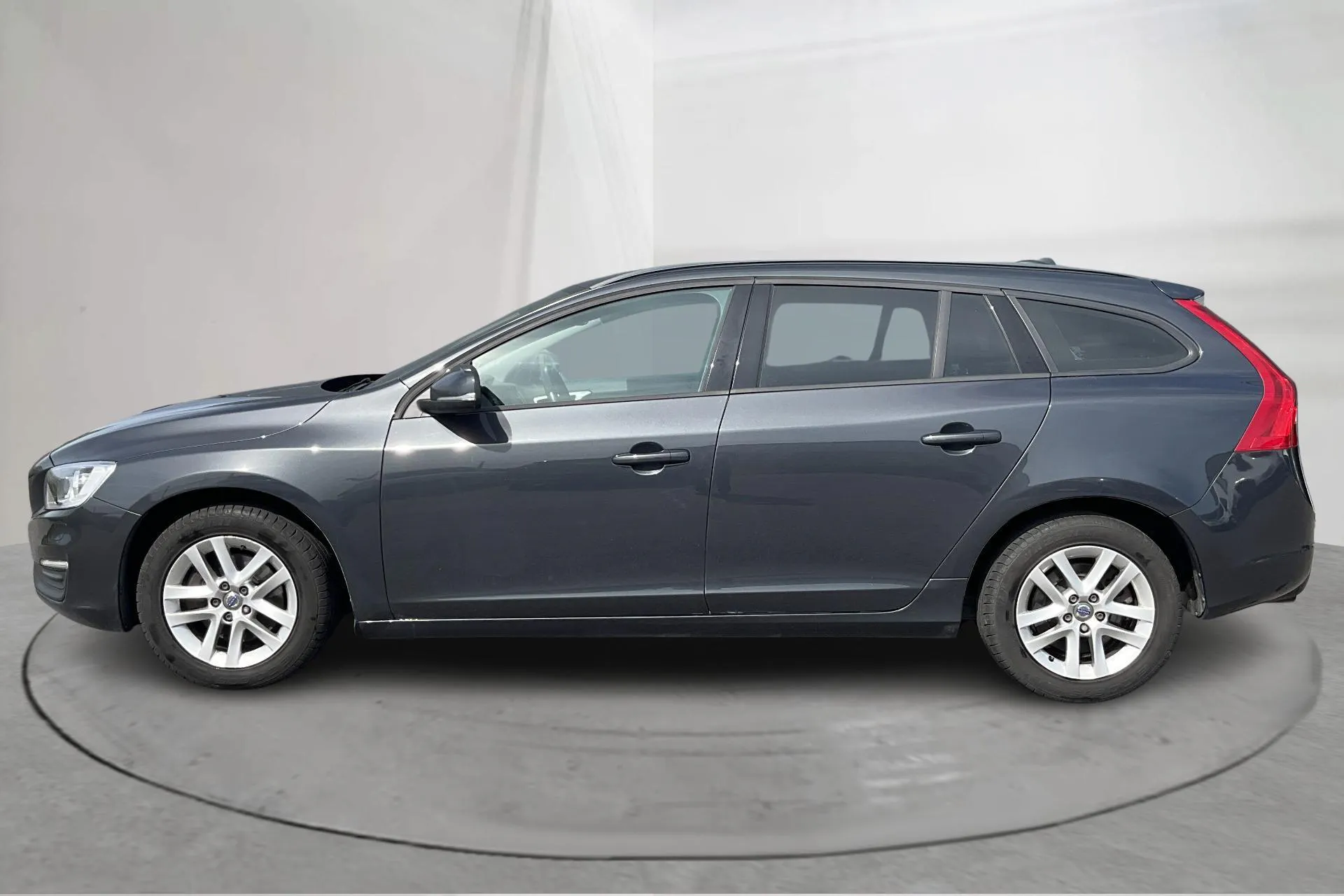 Presentationsfoto 2 av 16: Volvo V60 T3 (152hk) - 9 251 mil - Manuell - grå - 2017