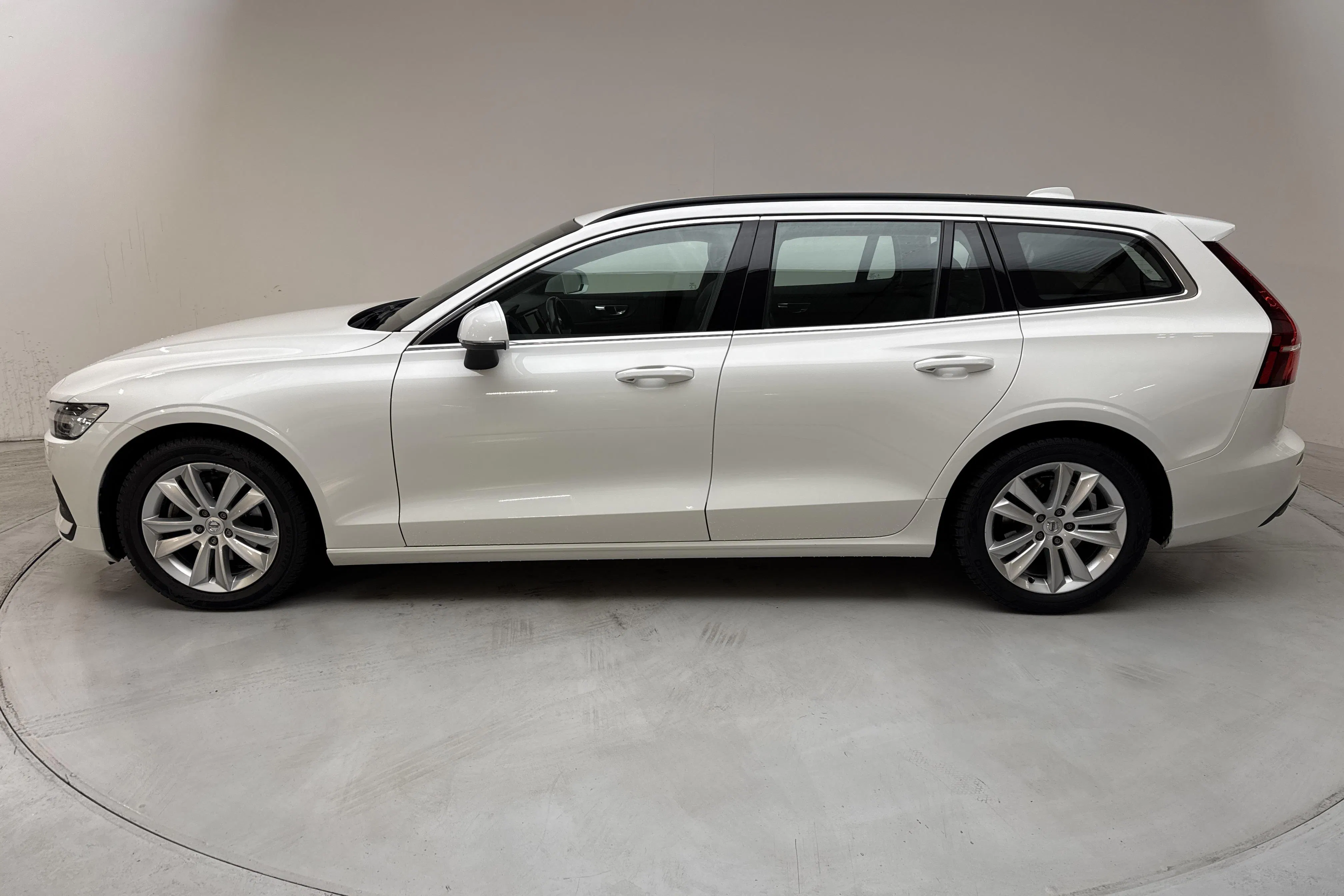 Presentationsfoto 2 av 14: Volvo V60 B4 Mildhybrid, Diesel (197hk) - 29 008 mil - Automat - vit - 2022