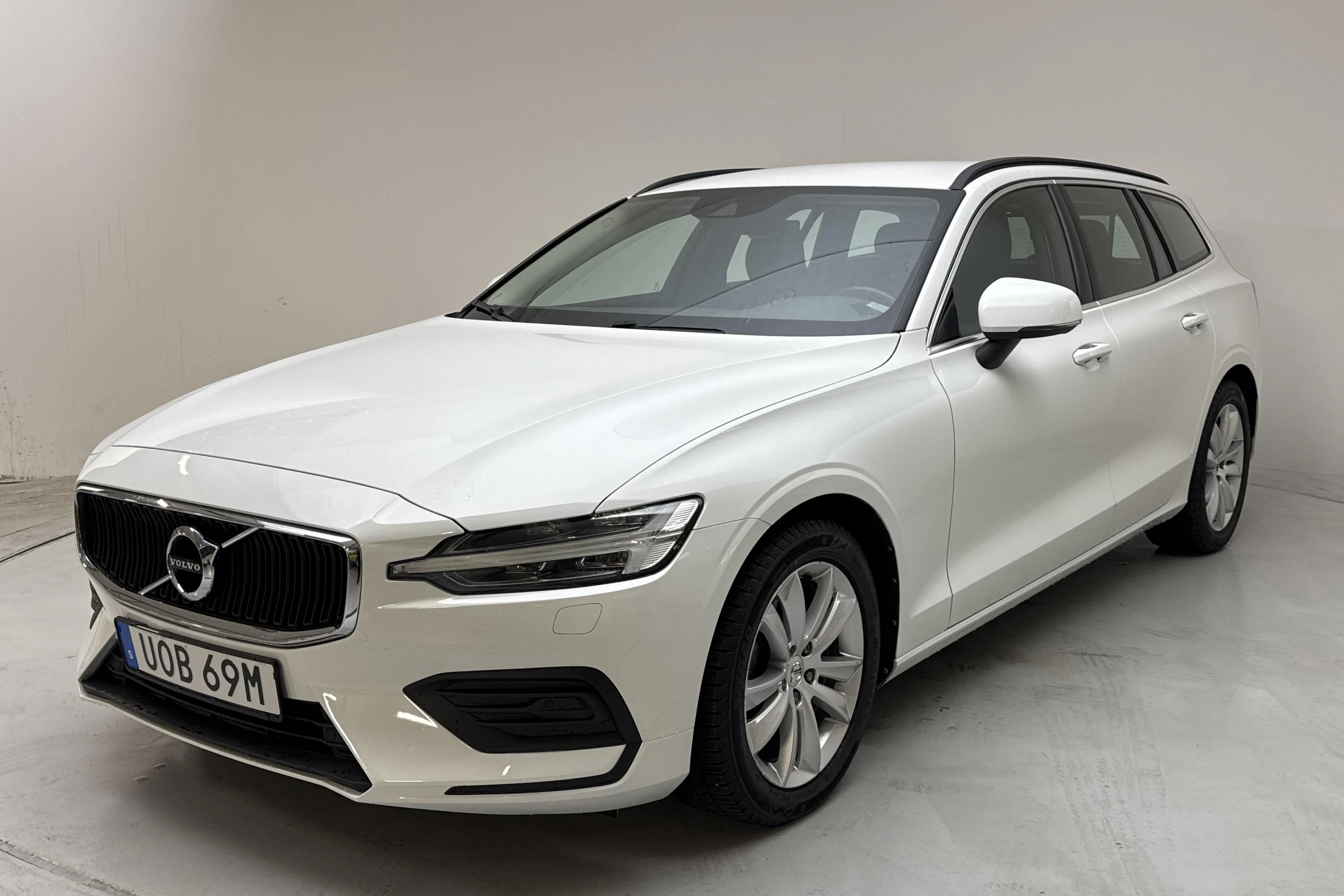 Presentationsfoto 1 av 14: Volvo V60 B4 Mildhybrid, Diesel (197hk) - 29 008 mil - Automat - vit - 2022