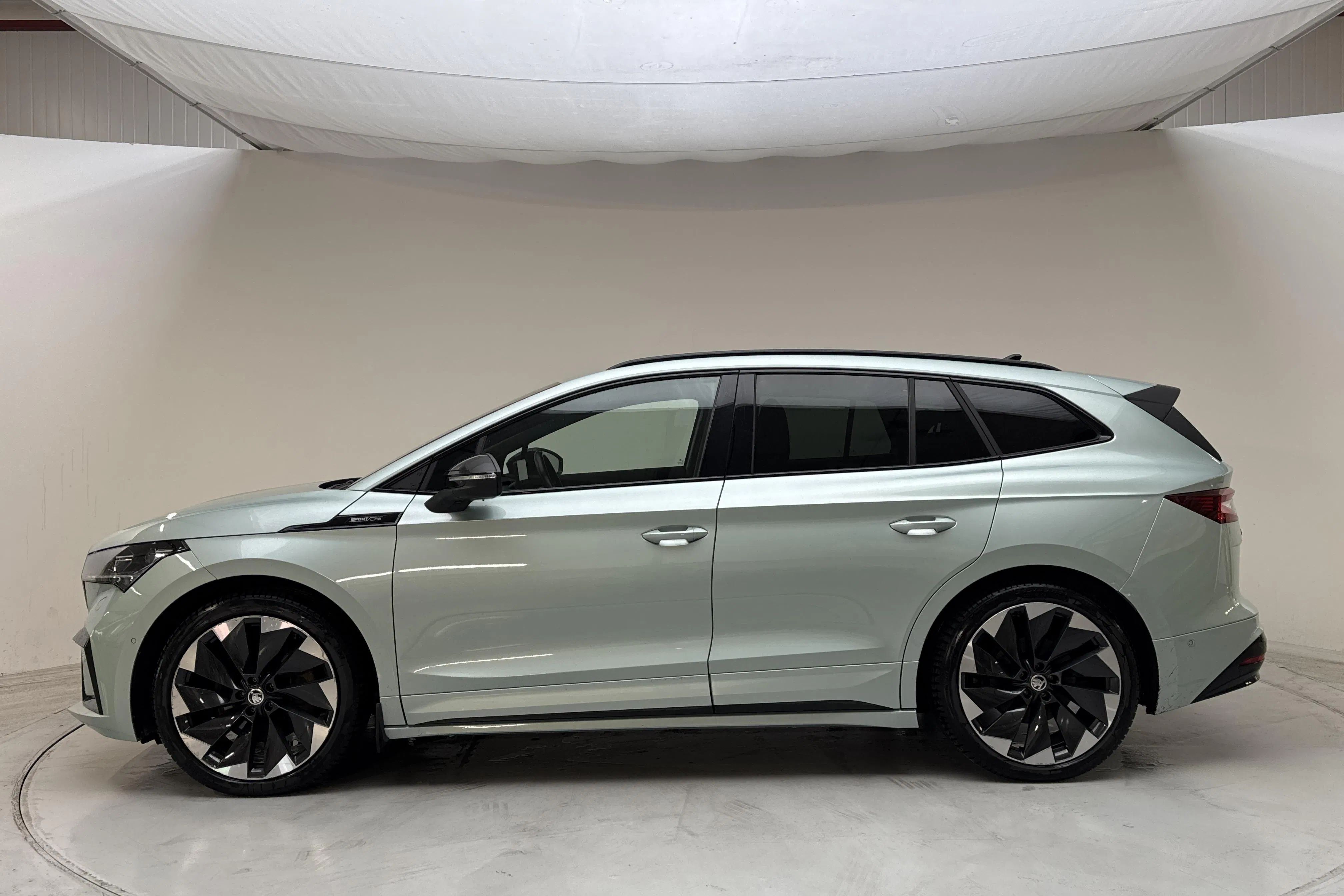 Presentationsfoto 2 av 18: Skoda Enyaq iV 80x (265hk) - 12 645 mil - Automat - silver - 2022